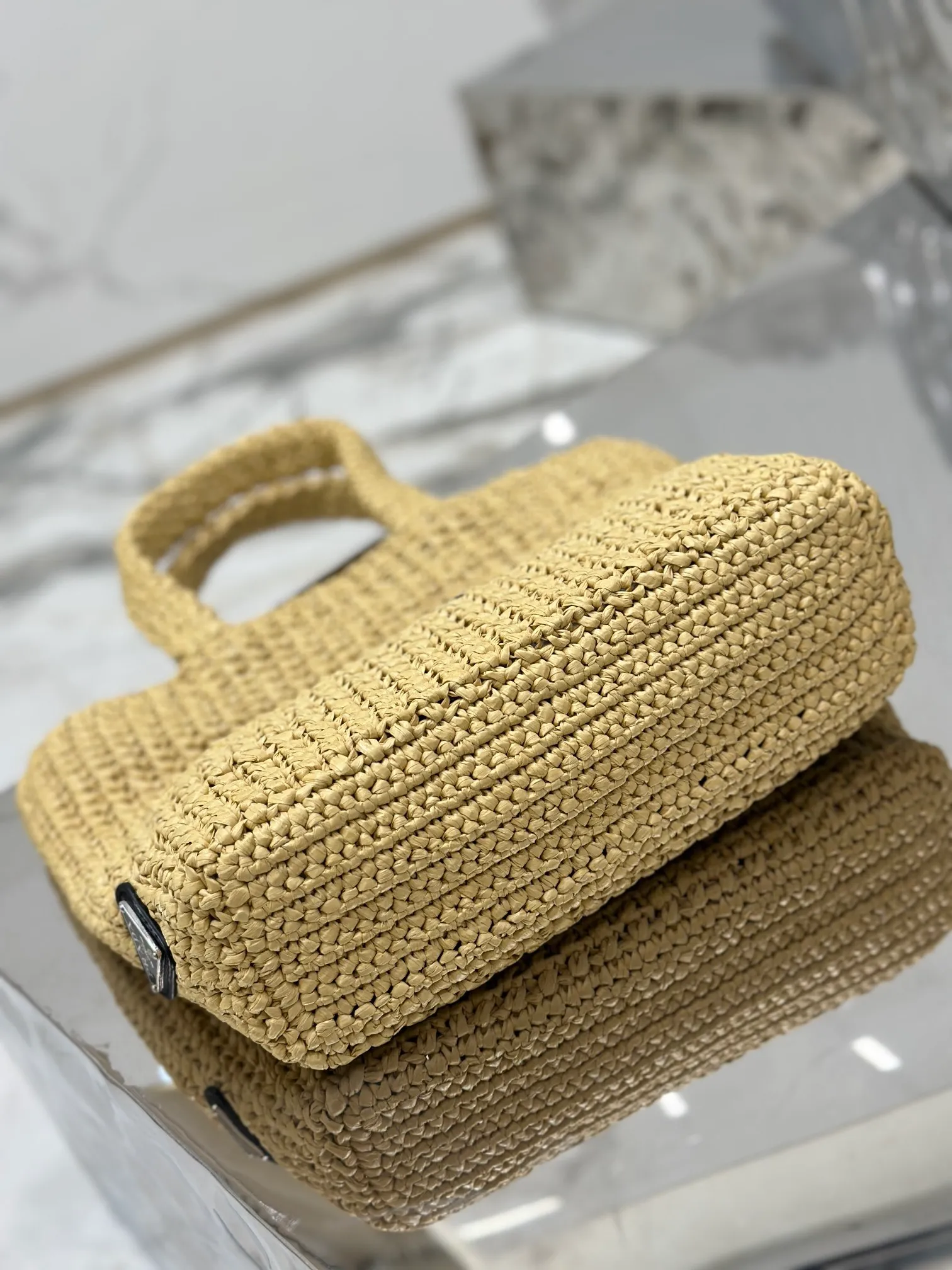 💰1640 Woven Tote Bag (Small Size) This woven tote bag is designed with imported raffia and is very handmade. Each bag is woven by hand using professional techniques. It is light and spacious, has a summer style, and is very versatile! Size: length 24x height 24x bottom 8cm Style number: 1BG422