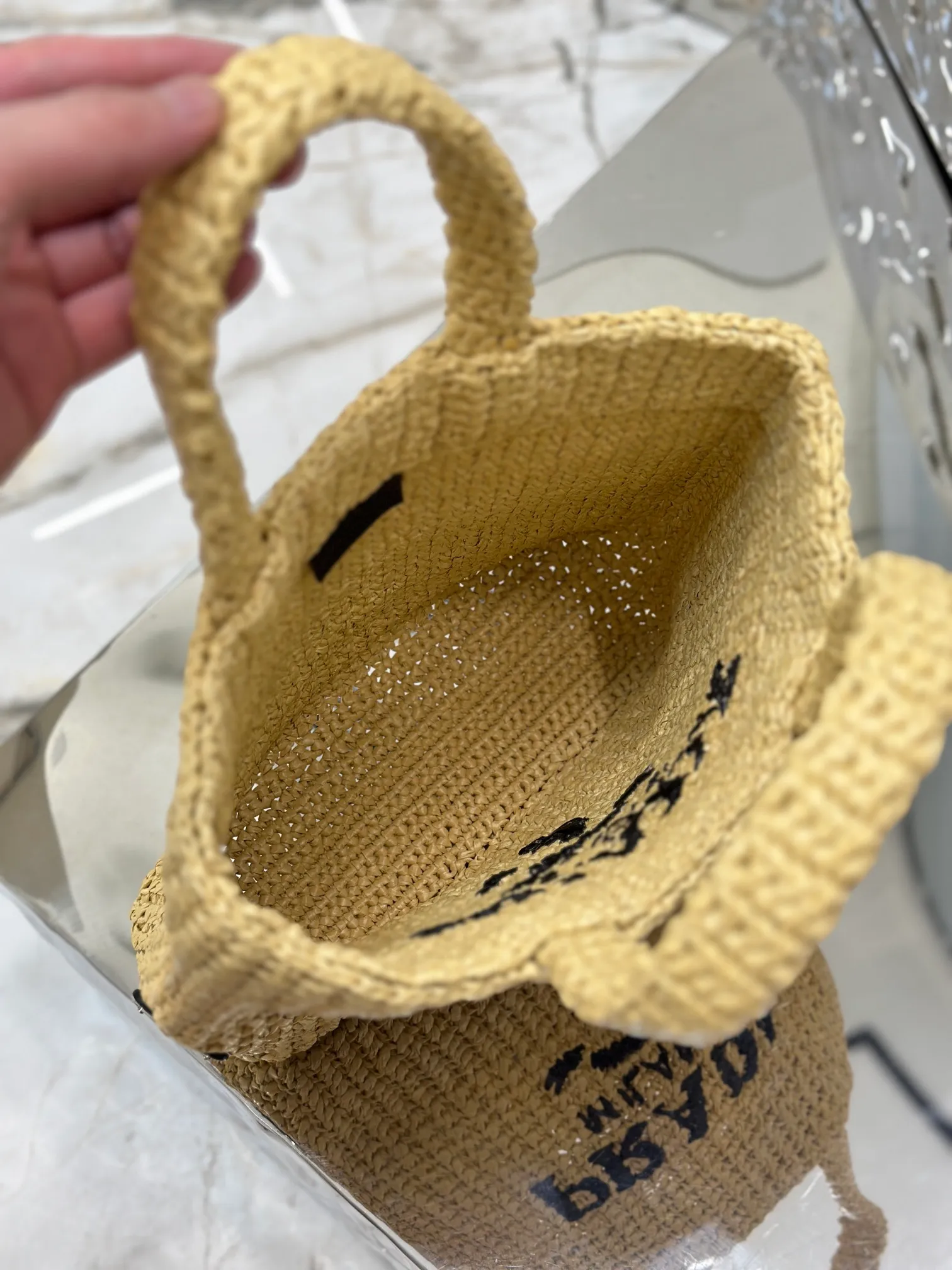 💰1640 Woven Tote Bag (Small Size) This woven tote bag is designed with imported raffia and is very handmade. Each bag is woven by hand using professional techniques. It is light and spacious, has a summer style, and is very versatile! Size: length 24x height 24x bottom 8cm Style number: 1BG422
