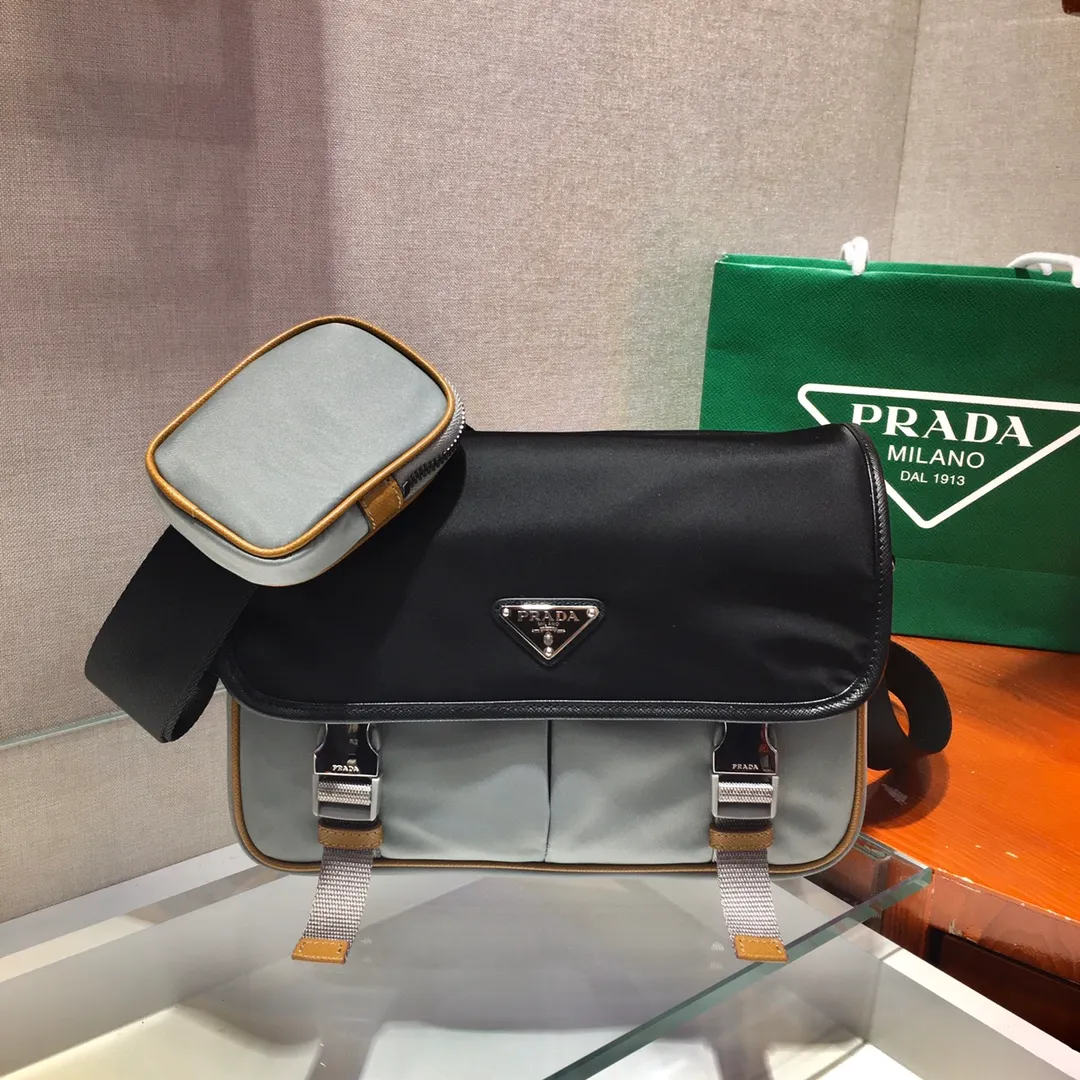 💰1120🎉 Messenger bag 🎉2VD769B medium 🎉Original item👍👍This nylon flap handbag is decorated with classic Saffiano leather trim, equipped with two side opening buckles, and decorated with the iconic triangle metal logo, highlighting the fashionable design style, made of imported nylon and Sa Made of ffino leather, two front pockets, one of which has a zippered back zipper pocket, two internal mobile phone pockets, and adjustable nylon logo jacquard shoulder strap, a classic and stylish messenger bag😘😘Men’s favorite👏👏Length 26x Height 20x Bottom 10cm👍👍👍