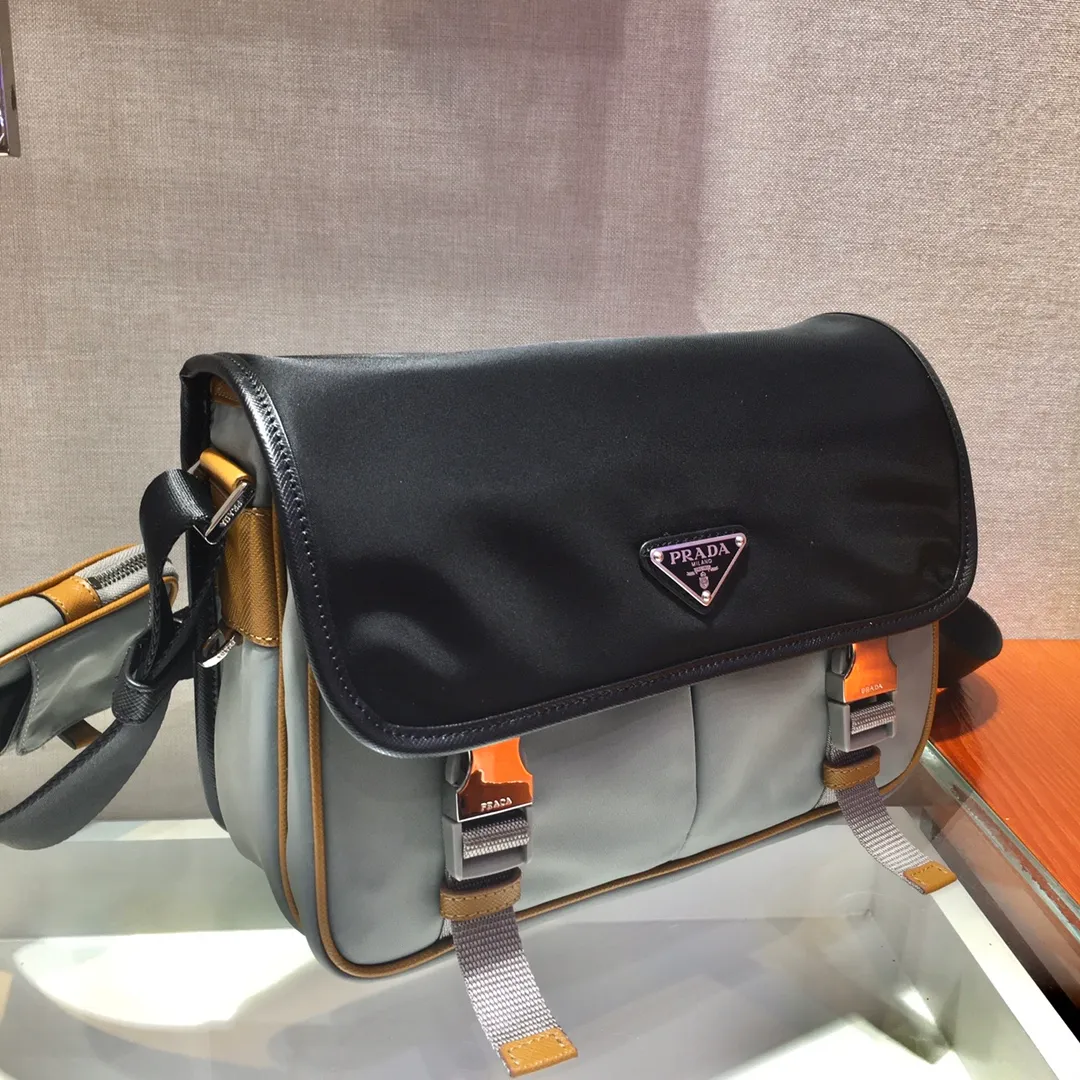 💰1120🎉 Messenger bag 🎉2VD769B medium 🎉Original item👍👍This nylon flap handbag is decorated with classic Saffiano leather trim, equipped with two side opening buckles, and decorated with the iconic triangle metal logo, highlighting the fashionable design style, made of imported nylon and Sa Made of ffino leather, two front pockets, one of which has a zippered back zipper pocket, two internal mobile phone pockets, and adjustable nylon logo jacquard shoulder strap, a classic and stylish messenger bag😘😘Men’s favorite👏👏Length 26x Height 20x Bottom 10cm👍👍👍
