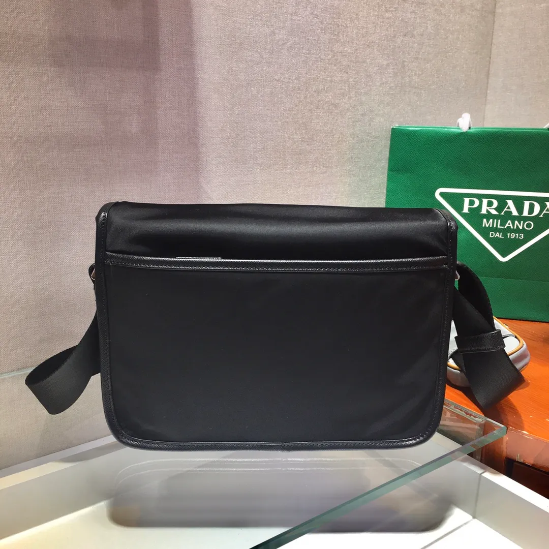 💰1120🎉 Messenger bag 🎉2VD769B medium 🎉Original item👍👍This nylon flap handbag is decorated with classic Saffiano leather trim, equipped with two side opening buckles, and decorated with the iconic triangle metal logo, highlighting the fashionable design style, made of imported nylon and Sa Made of ffino leather, two front pockets, one of which has a zippered back zipper pocket, two internal mobile phone pockets, and adjustable nylon logo jacquard shoulder strap, a classic and stylish messenger bag😘😘Men’s favorite👏👏Length 26x Height 20x Bottom 10cm👍👍👍