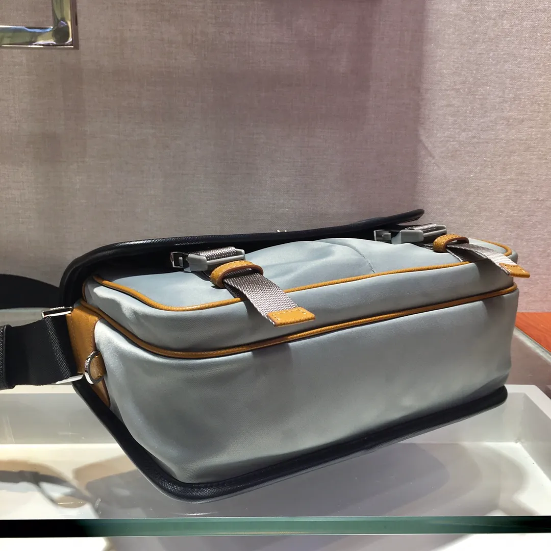 💰1120🎉 Messenger bag 🎉2VD769B medium 🎉Original item👍👍This nylon flap handbag is decorated with classic Saffiano leather trim, equipped with two side opening buckles, and decorated with the iconic triangle metal logo, highlighting the fashionable design style, made of imported nylon and Sa Made of ffino leather, two front pockets, one of which has a zippered back zipper pocket, two internal mobile phone pockets, and adjustable nylon logo jacquard shoulder strap, a classic and stylish messenger bag😘😘Men’s favorite👏👏Length 26x Height 20x Bottom 10cm👍👍👍