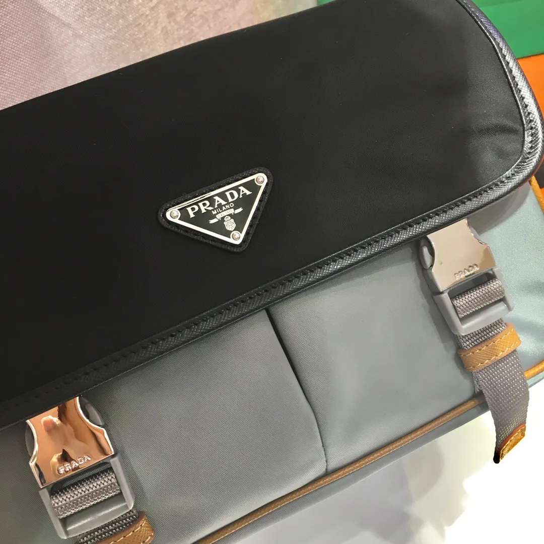 💰1120🎉 Messenger bag 🎉2VD769B medium 🎉Original item👍👍This nylon flap handbag is decorated with classic Saffiano leather trim, equipped with two side opening buckles, and decorated with the iconic triangle metal logo, highlighting the fashionable design style, made of imported nylon and Sa Made of ffino leather, two front pockets, one of which has a zippered back zipper pocket, two internal mobile phone pockets, and adjustable nylon logo jacquard shoulder strap, a classic and stylish messenger bag😘😘Men’s favorite👏👏Length 26x Height 20x Bottom 10cm👍👍👍