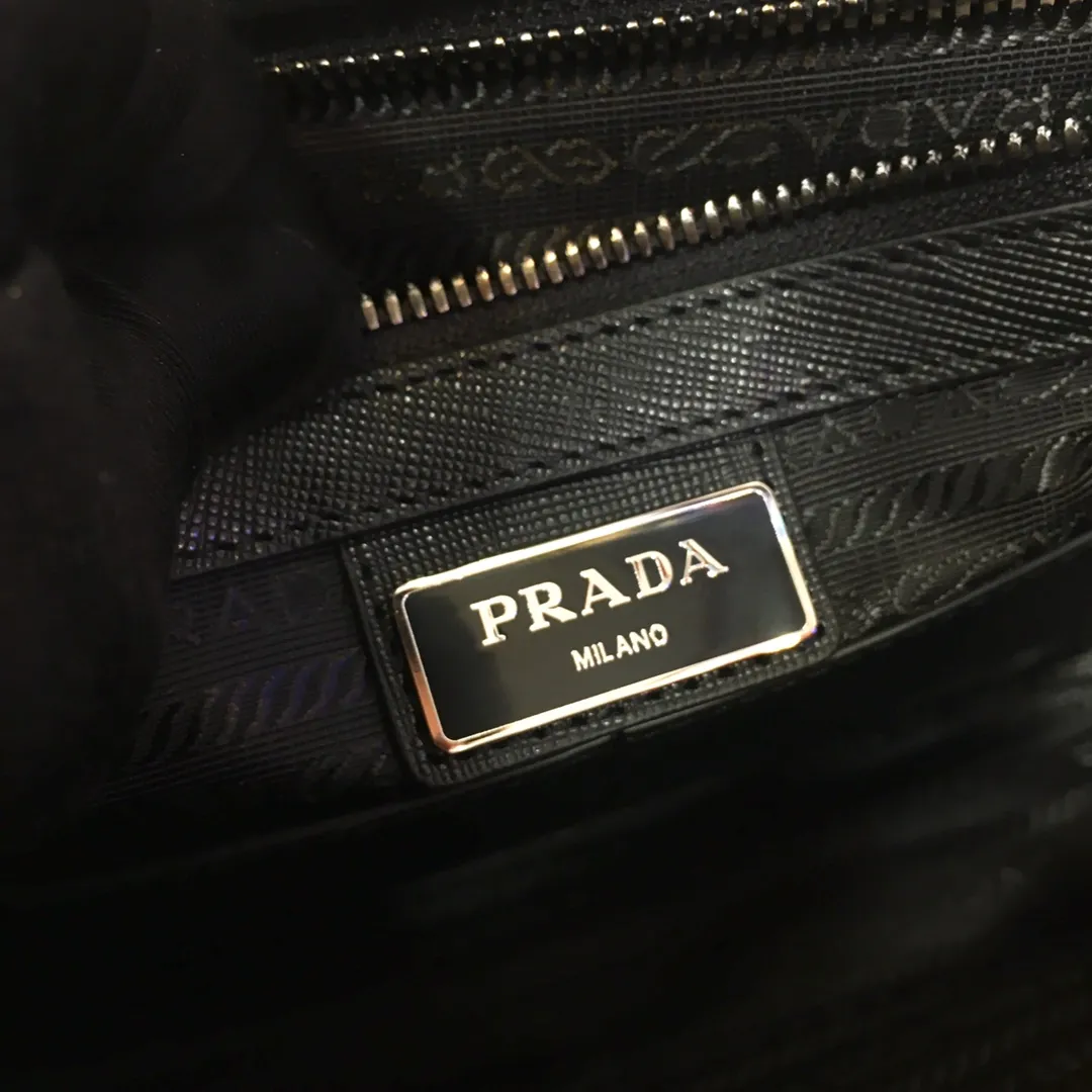 💰1120🎉 Messenger bag 🎉2VD769B medium 🎉Original item👍👍This nylon flap handbag is decorated with classic Saffiano leather trim, equipped with two side opening buckles, and decorated with the iconic triangle metal logo, highlighting the fashionable design style, made of imported nylon and Sa Made of ffino leather, two front pockets, one of which has a zippered back zipper pocket, two internal mobile phone pockets, and adjustable nylon logo jacquard shoulder strap, a classic and stylish messenger bag😘😘Men’s favorite👏👏Length 26x Height 20x Bottom 10cm👍👍👍