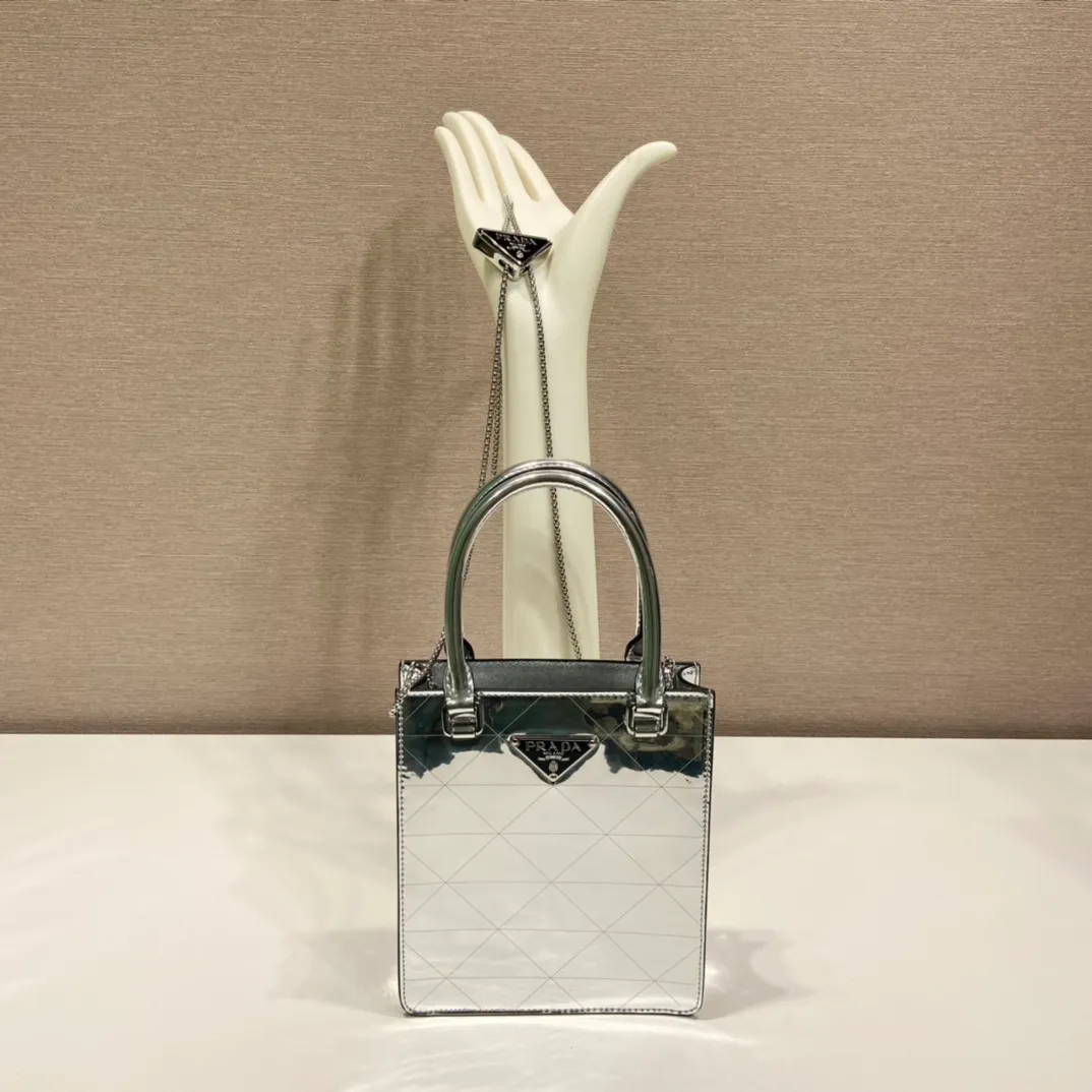 💰1200🎉Rhombus mirror tote bag🎉1BA331🎉🎉 This simple small square tote bag is made of glossy leather. Retro glossy leather is one of the classic materials of the P family. The detachable and adjustable chain shoulder strap allows for a variety of carrying options. Copying the ancient and trendy, exquisite and fashionable, so beautiful😘😘 Length 15x height 17.5x bottom 5cm