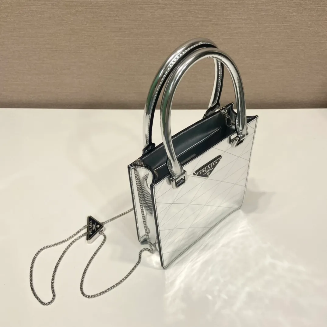 💰1200🎉Rhombus mirror tote bag🎉1BA331🎉🎉 This simple small square tote bag is made of glossy leather. Retro glossy leather is one of the classic materials of the P family. The detachable and adjustable chain shoulder strap allows for a variety of carrying options. Copying the ancient and trendy, exquisite and fashionable, so beautiful😘😘 Length 15x height 17.5x bottom 5cm