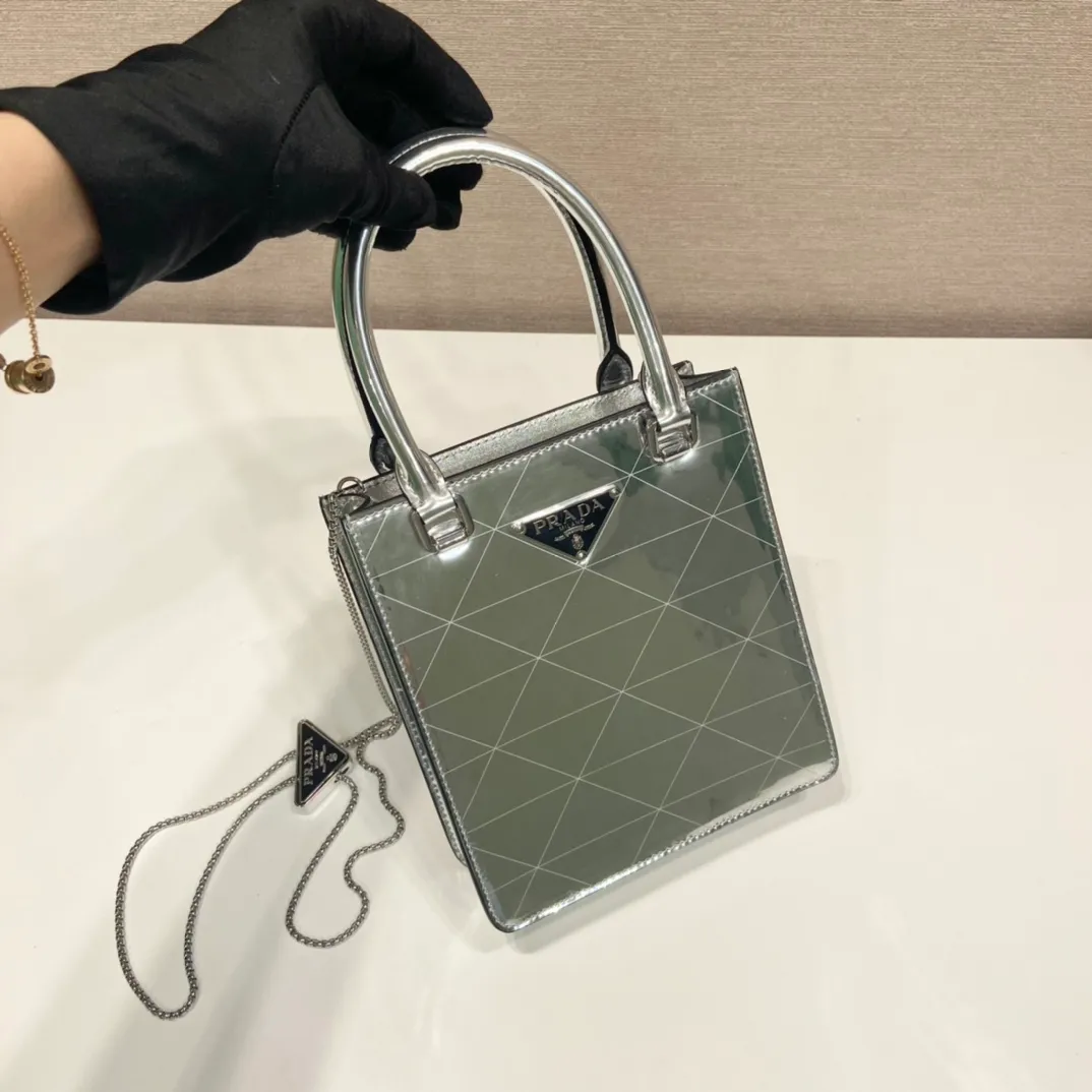 💰1200🎉Rhombus mirror tote bag🎉1BA331🎉🎉 This simple small square tote bag is made of glossy leather. Retro glossy leather is one of the classic materials of the P family. The detachable and adjustable chain shoulder strap allows for a variety of carrying options. Copying the ancient and trendy, exquisite and fashionable, so beautiful😘😘 Length 15x height 17.5x bottom 5cm
