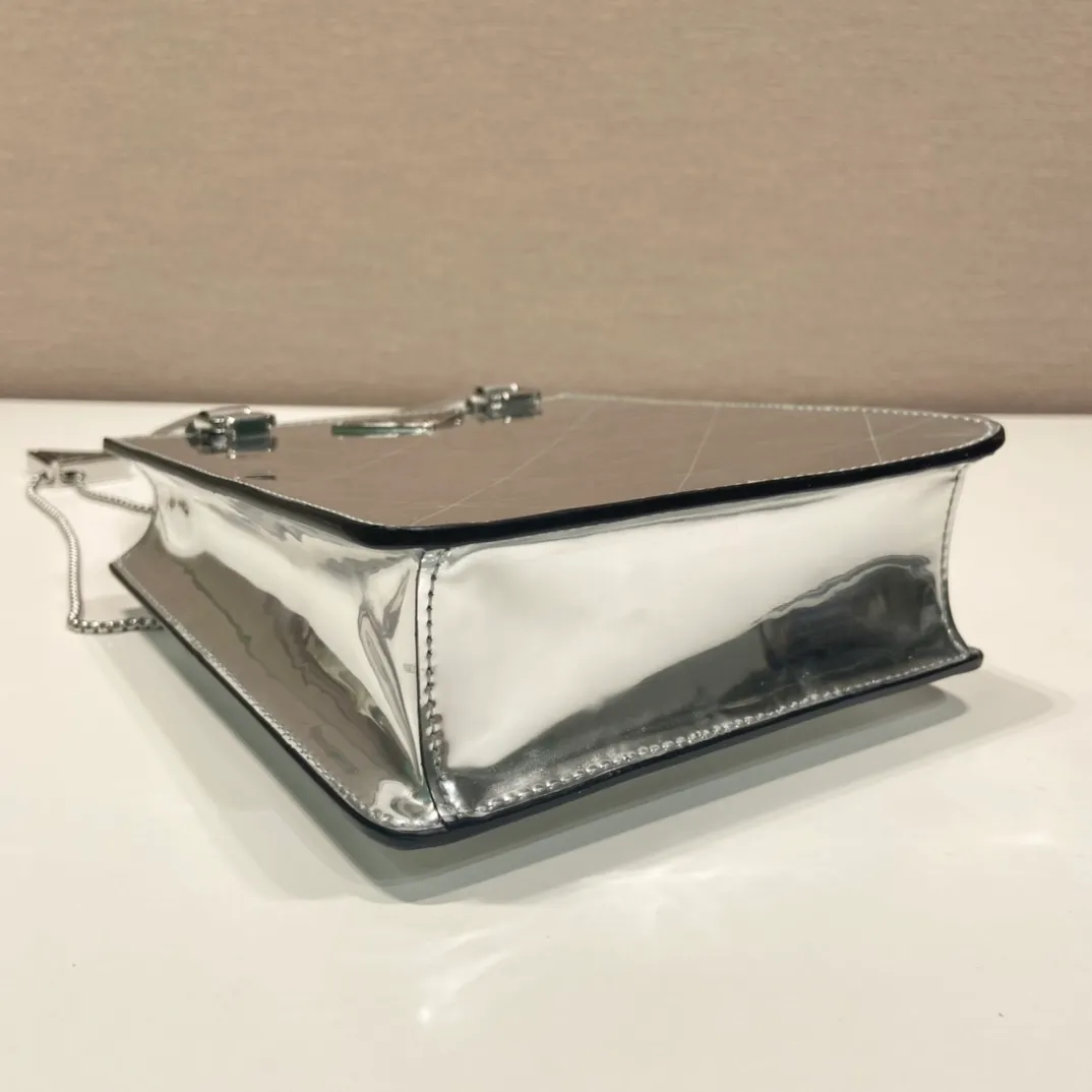 💰1200🎉Rhombus mirror tote bag🎉1BA331🎉🎉 This simple small square tote bag is made of glossy leather. Retro glossy leather is one of the classic materials of the P family. The detachable and adjustable chain shoulder strap allows for a variety of carrying options. Copying the ancient and trendy, exquisite and fashionable, so beautiful😘😘 Length 15x height 17.5x bottom 5cm