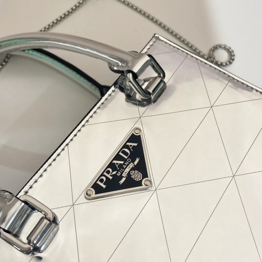 💰1200🎉Rhombus mirror tote bag🎉1BA331🎉🎉 This simple small square tote bag is made of glossy leather. Retro glossy leather is one of the classic materials of the P family. The detachable and adjustable chain shoulder strap allows for a variety of carrying options. Copying the ancient and trendy, exquisite and fashionable, so beautiful😘😘 Length 15x height 17.5x bottom 5cm