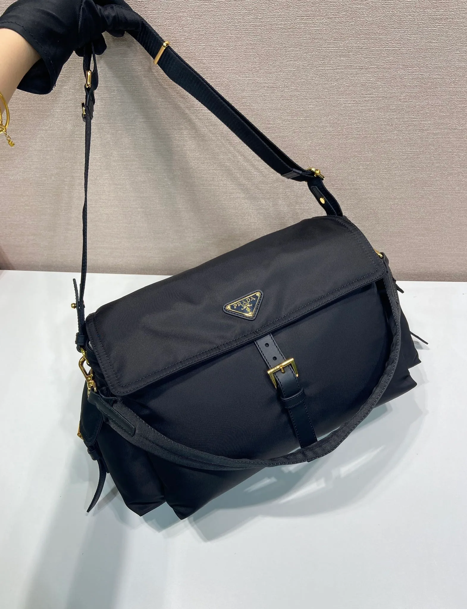 💰1320🎉New messenger bag🎉1BD391 large💰🎉 This handbag perfectly combines sophistication and functionality. It is made of regenerated nylon material, has a soft silhouette and is equipped with multiple pockets. Combining sporty and versatile elements, the lightweight and practical design features an enameled triangle metal logo and leather details. Equipped with 2 detachable shoulder straps, it has a large capacity and is perfect. It is also a popular style that will never go out of style. The large size is suitable for both men and women, so hurry up and get it🎉🎉 Length 37.5x Height 19x Bottom 12cm🎉🎉🎉💰💰💰