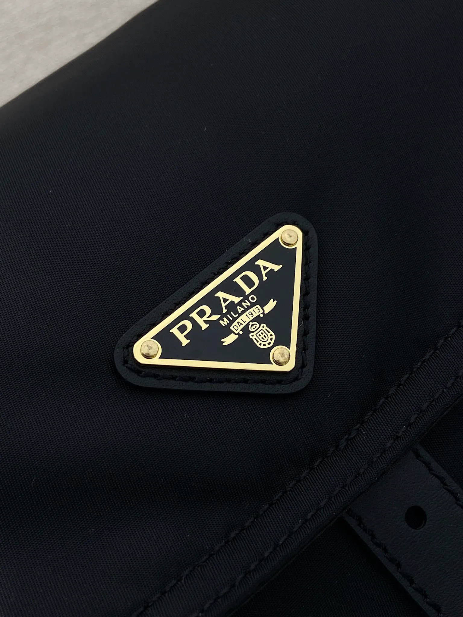 💰1320🎉New messenger bag🎉1BD391 large💰🎉 This handbag perfectly combines sophistication and functionality. It is made of regenerated nylon material, has a soft silhouette and is equipped with multiple pockets. Combining sporty and versatile elements, the lightweight and practical design features an enameled triangle metal logo and leather details. Equipped with 2 detachable shoulder straps, it has a large capacity and is perfect. It is also a popular style that will never go out of style. The large size is suitable for both men and women, so hurry up and get it🎉🎉 Length 37.5x Height 19x Bottom 12cm🎉🎉🎉💰💰💰