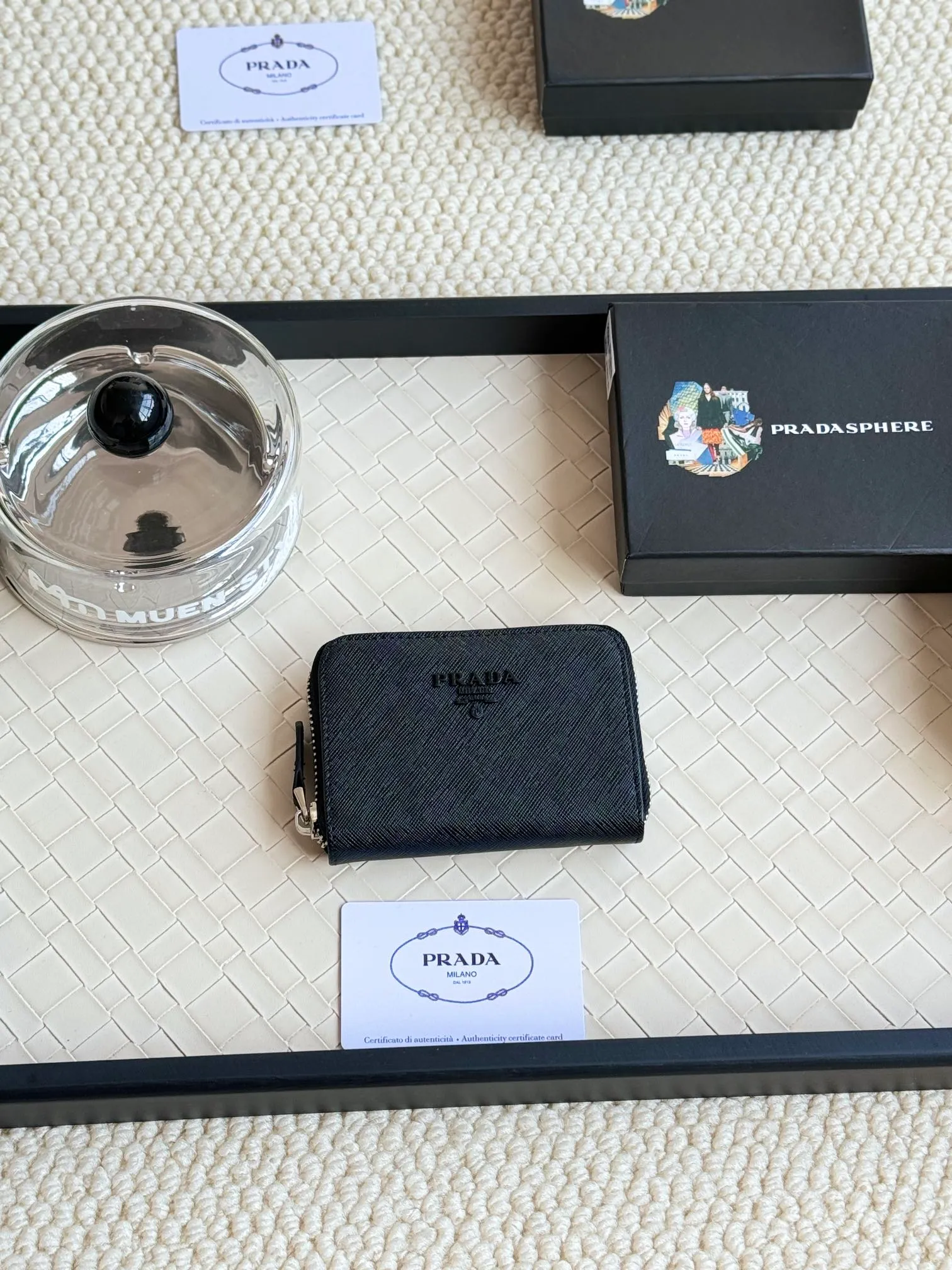 💰140PRADA’s popular genuine pickup bag [love] latest style at the counter, official website synchronization, genuine development, model 2MC553 #Color: black/pictured, excellent cowhide texture, imported thread lining, exquisite and even routing, smooth oil edges, exquisite workmanship, size: 12/9/2.5cm with original packaging box card]