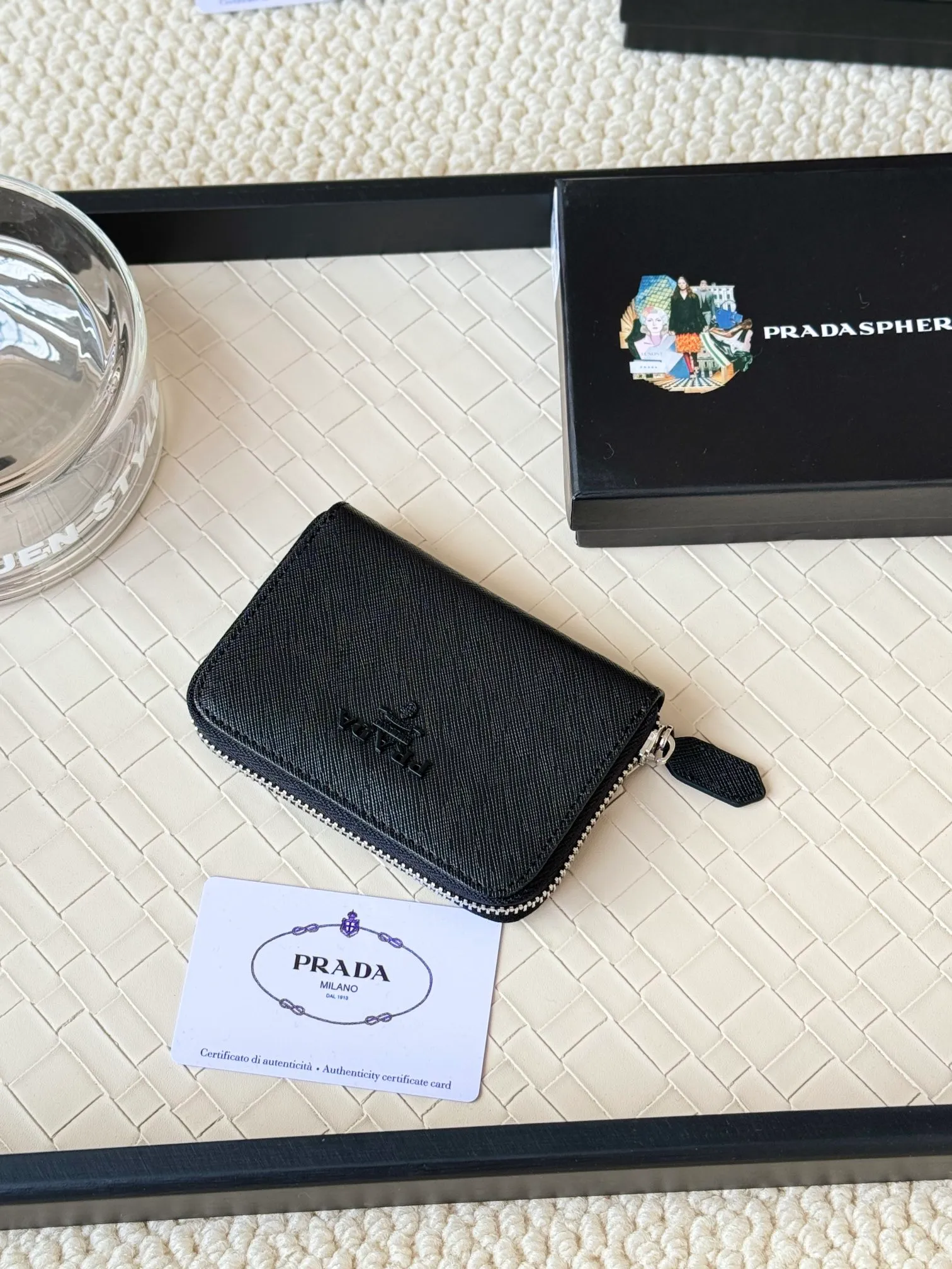 💰140PRADA’s popular genuine pickup bag [love] latest style at the counter, official website synchronization, genuine development, model 2MC553 #Color: black/pictured, excellent cowhide texture, imported thread lining, exquisite and even routing, smooth oil edges, exquisite workmanship, size: 12/9/2.5cm with original packaging box card]