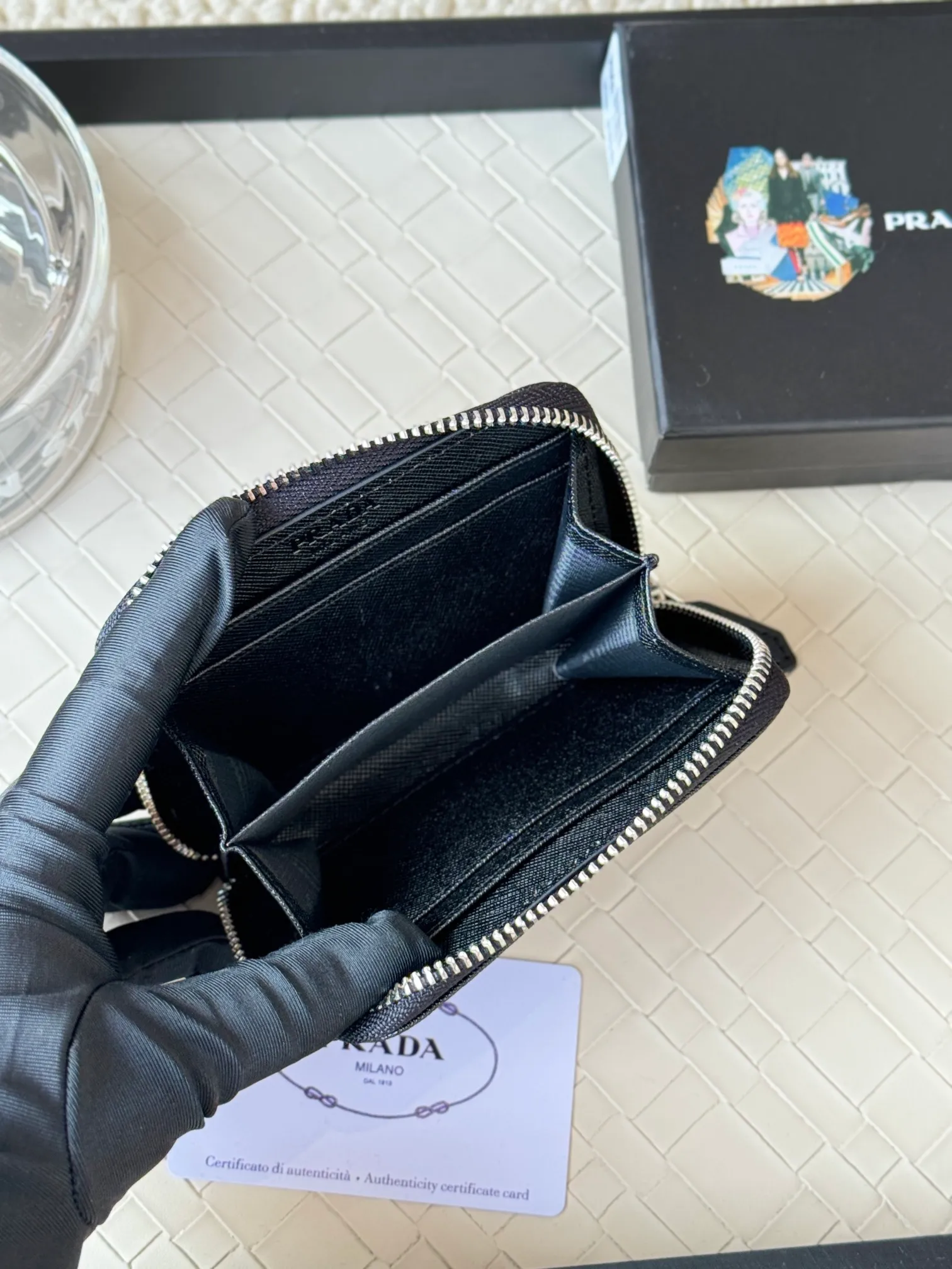 💰140PRADA’s popular genuine pickup bag [love] latest style at the counter, official website synchronization, genuine development, model 2MC553 #Color: black/pictured, excellent cowhide texture, imported thread lining, exquisite and even routing, smooth oil edges, exquisite workmanship, size: 12/9/2.5cm with original packaging box card]