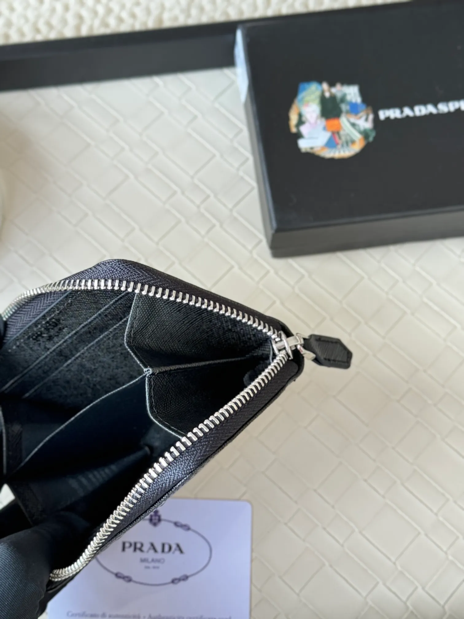 💰140PRADA’s popular genuine pickup bag [love] latest style at the counter, official website synchronization, genuine development, model 2MC553 #Color: black/pictured, excellent cowhide texture, imported thread lining, exquisite and even routing, smooth oil edges, exquisite workmanship, size: 12/9/2.5cm with original packaging box card]