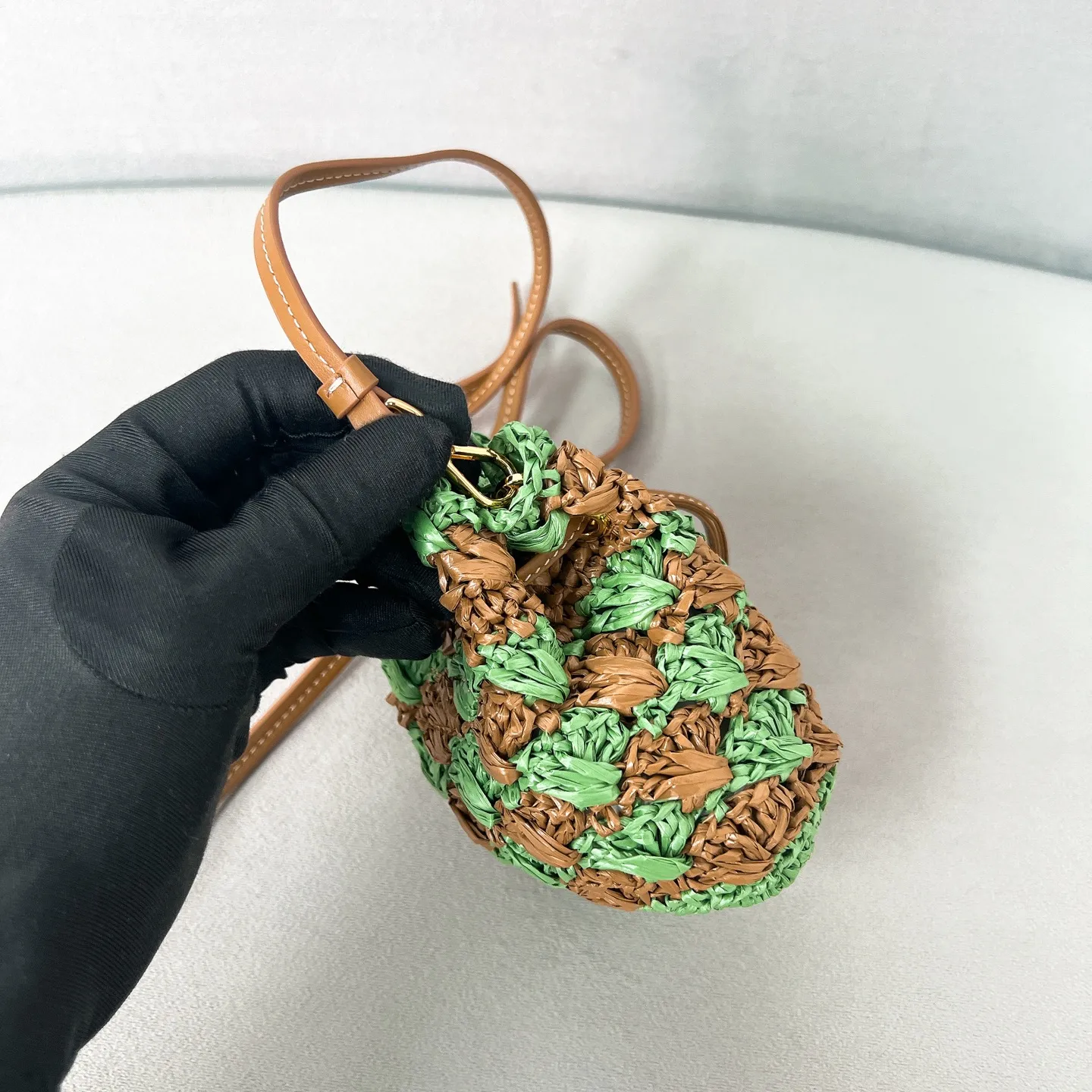 💰900✨New product launch✨2025 new raffia small lucky bag 1NR016 is made of raffia material and is equipped with a golden metal logo and a circular logo. The overall bag body is very cute and lightweight. The style is elegant and outstanding. It shows the charm of summer. A handbag that perfectly combines classic heritage and the trend of the times. A must-have for fairies. Size 9.5*9*6cm