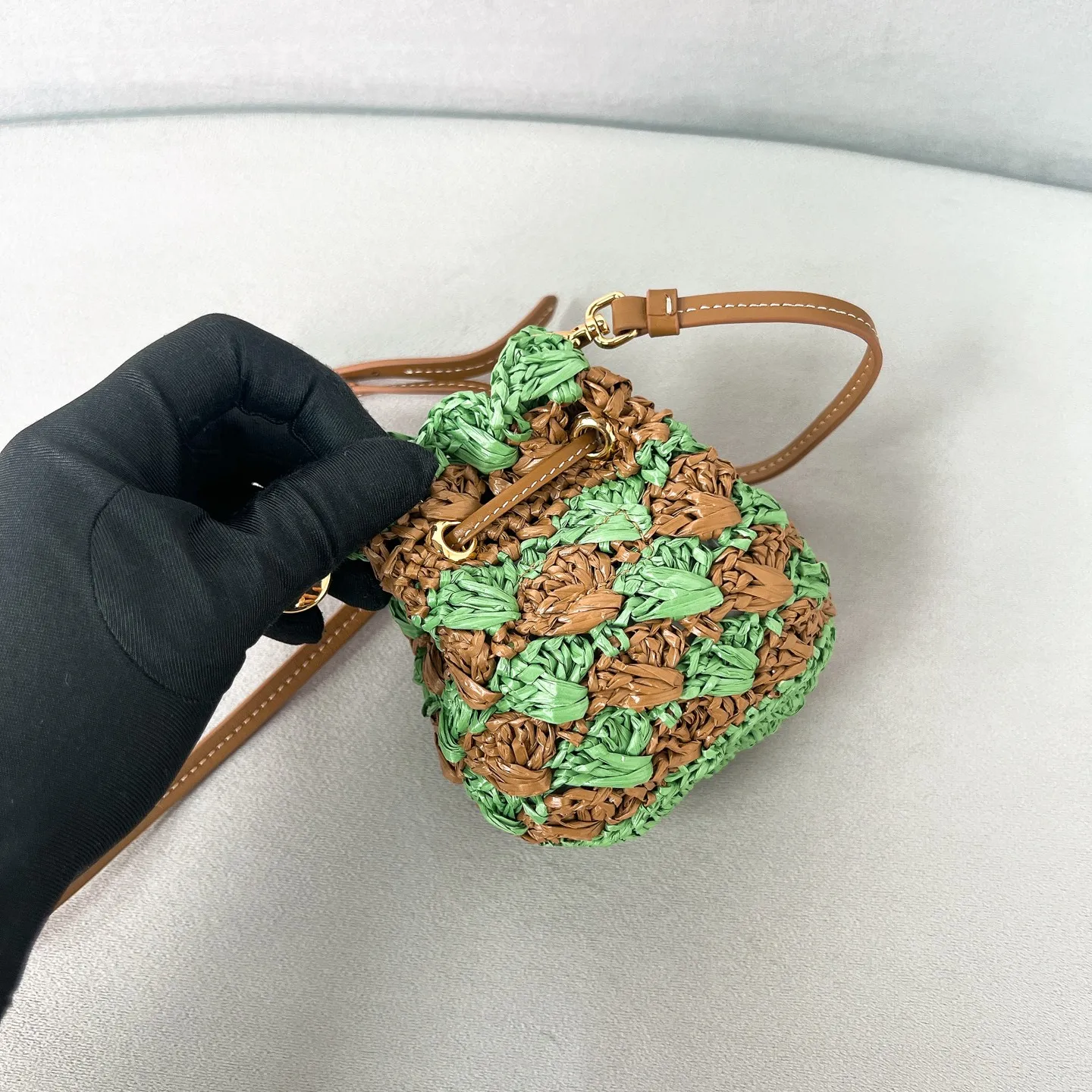💰900✨New product launch✨2025 new raffia small lucky bag 1NR016 is made of raffia material and is equipped with a golden metal logo and a circular logo. The overall bag body is very cute and lightweight. The style is elegant and outstanding. It shows the charm of summer. A handbag that perfectly combines classic heritage and the trend of the times. A must-have for fairies. Size 9.5*9*6cm