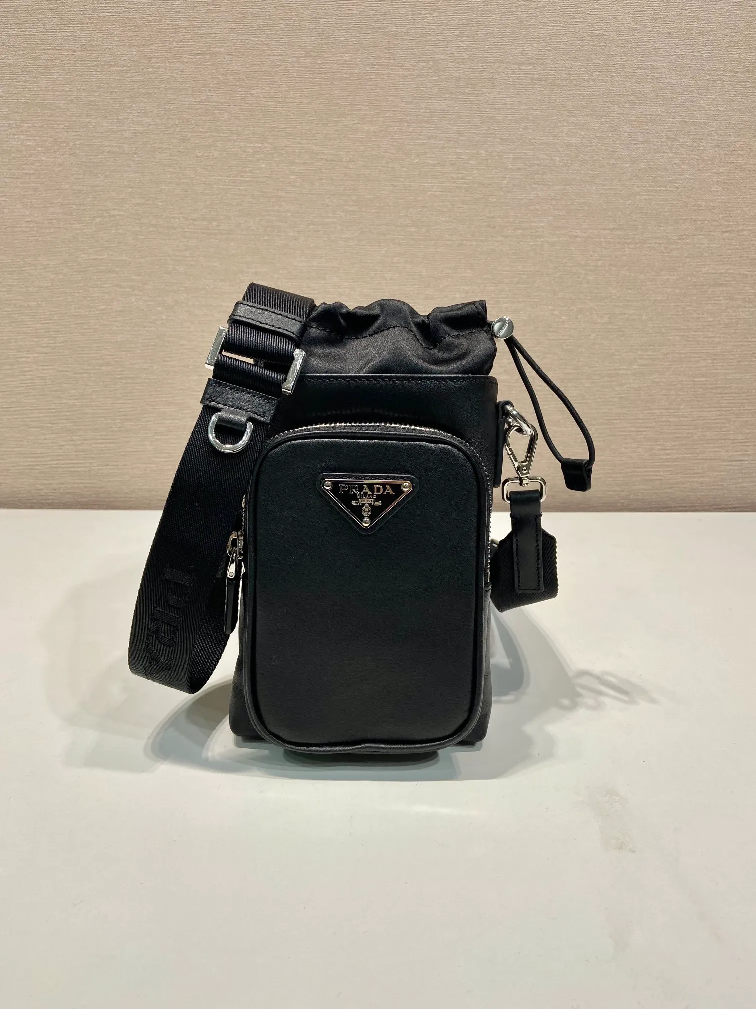 💰1020 🎉New mobile phone case bag🎉2ZH155 Napa cowhide🎉👏 This mobile phone bag is made of imported calfskin, showing a modern urban style. Adjustable nylon webbing shoulder straps and drawstring closure add a unique touch. The front logo and front pocket design make the upper body very cool and stylish. If you like babies, hurry up and get it🎉🎉 Length 13x Height 18cm🎉🎉👏👏