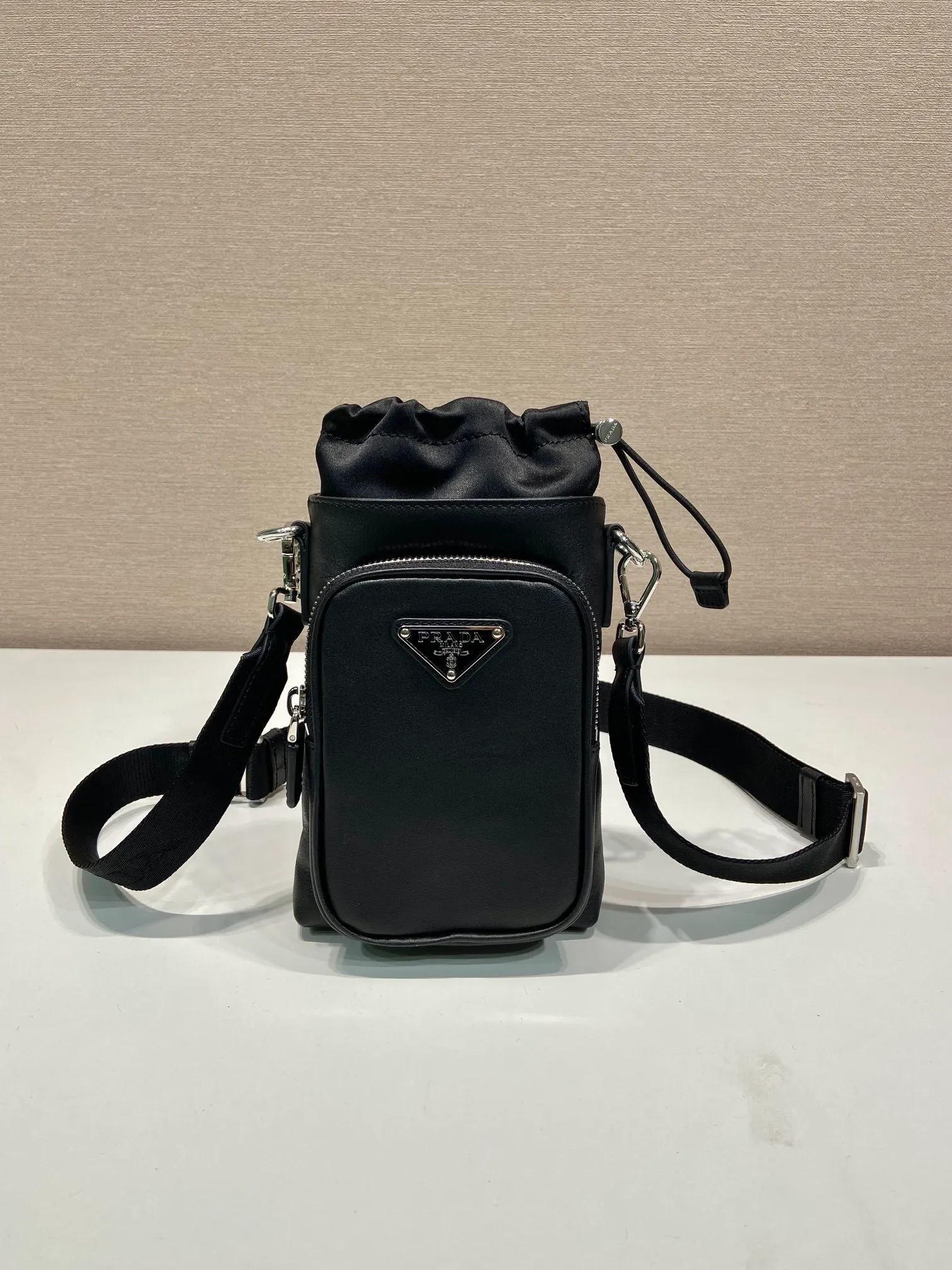 💰1020 🎉New mobile phone case bag🎉2ZH155 Napa cowhide🎉👏 This mobile phone bag is made of imported calfskin, showing a modern urban style. Adjustable nylon webbing shoulder straps and drawstring closure add a unique touch. The front logo and front pocket design make the upper body very cool and stylish. If you like babies, hurry up and get it🎉🎉 Length 13x Height 18cm🎉🎉👏👏