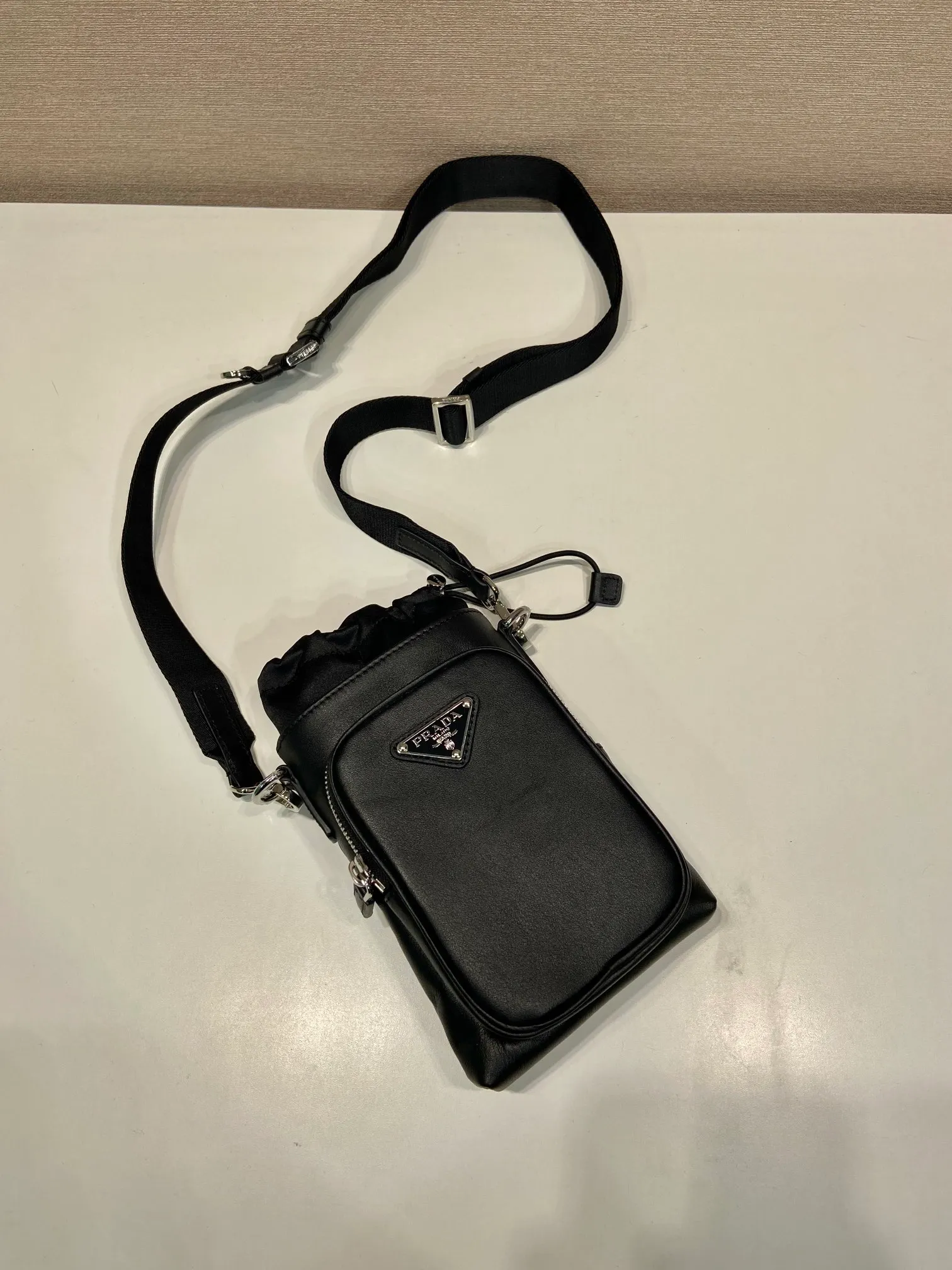 💰1020 🎉New mobile phone case bag🎉2ZH155 Napa cowhide🎉👏 This mobile phone bag is made of imported calfskin, showing a modern urban style. Adjustable nylon webbing shoulder straps and drawstring closure add a unique touch. The front logo and front pocket design make the upper body very cool and stylish. If you like babies, hurry up and get it🎉🎉 Length 13x Height 18cm🎉🎉👏👏