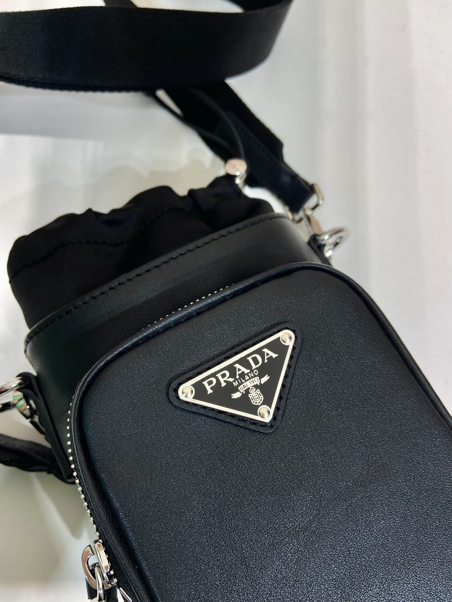 💰1020 🎉New mobile phone case bag🎉2ZH155 Napa cowhide🎉👏 This mobile phone bag is made of imported calfskin, showing a modern urban style. Adjustable nylon webbing shoulder straps and drawstring closure add a unique touch. The front logo and front pocket design make the upper body very cool and stylish. If you like babies, hurry up and get it🎉🎉 Length 13x Height 18cm🎉🎉👏👏