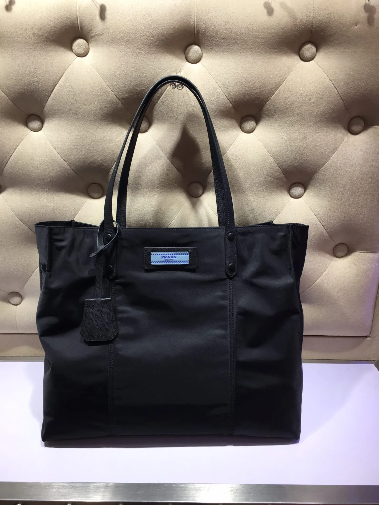 💰920, P’s new shopping bag 1BG184, original item, exclusive first release🤙🤙Made of imported nylon material, calfskin trim, leather double handles, contrasting leather logo, two zipper inner pockets, contrasting nylon lining. 165 OEM code. Lightweight and practical, ladies, hurry up and get it🙋🏻🙋🏻Length 40xHeight 34xBottom 16cm.
