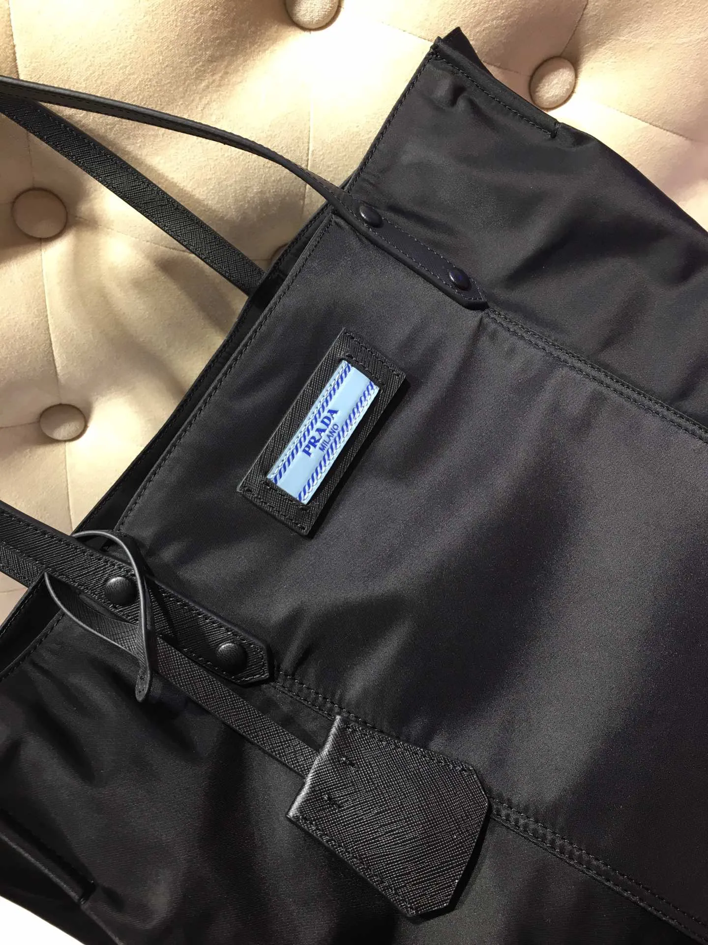 💰920, P’s new shopping bag 1BG184, original item, exclusive first release🤙🤙Made of imported nylon material, calfskin trim, leather double handles, contrasting leather logo, two zipper inner pockets, contrasting nylon lining. 165 OEM code. Lightweight and practical, ladies, hurry up and get it🙋🏻🙋🏻Length 40xHeight 34xBottom 16cm.