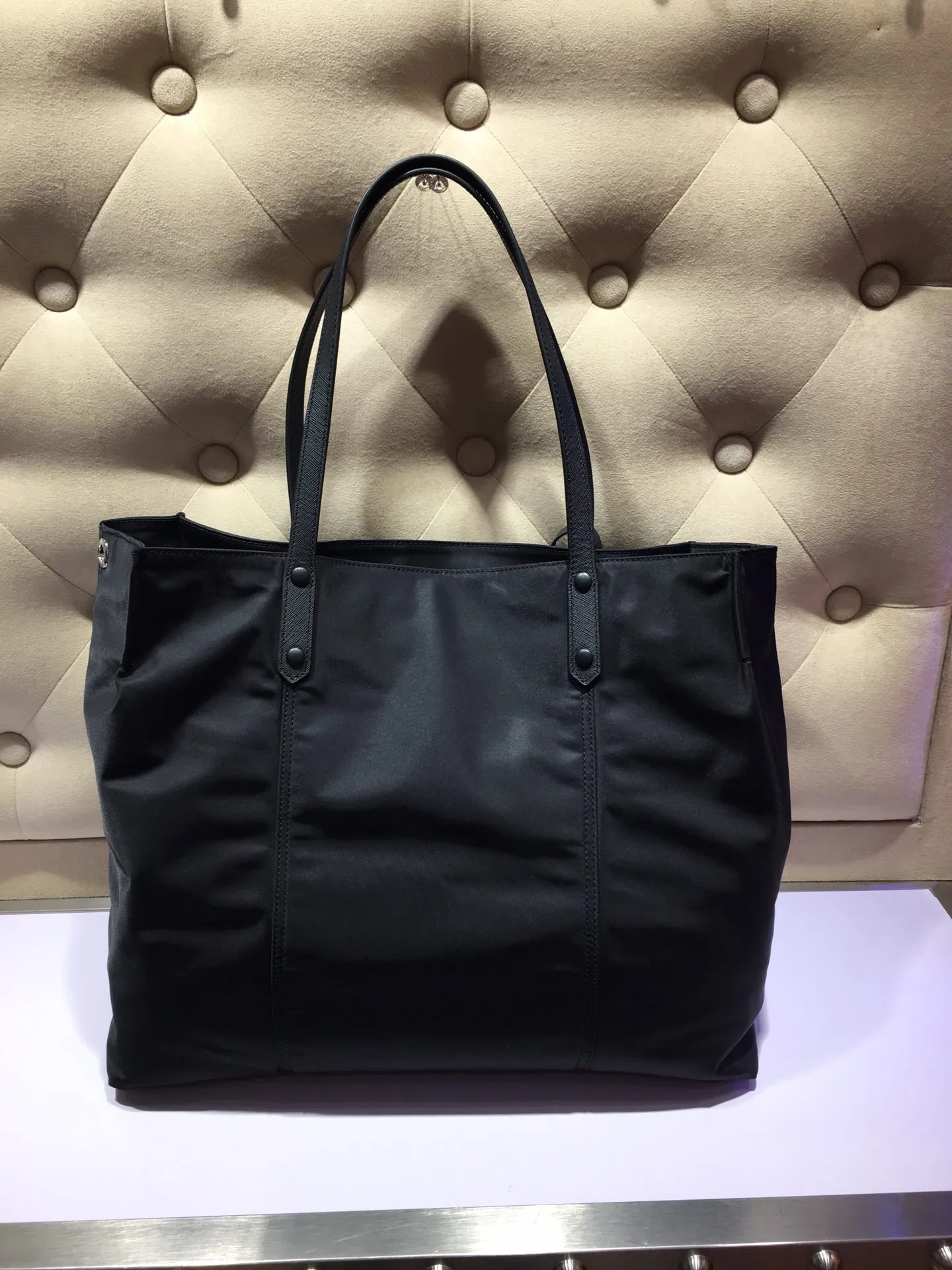💰920, P’s new shopping bag 1BG184, original item, exclusive first release🤙🤙Made of imported nylon material, calfskin trim, leather double handles, contrasting leather logo, two zipper inner pockets, contrasting nylon lining. 165 OEM code. Lightweight and practical, ladies, hurry up and get it🙋🏻🙋🏻Length 40xHeight 34xBottom 16cm.