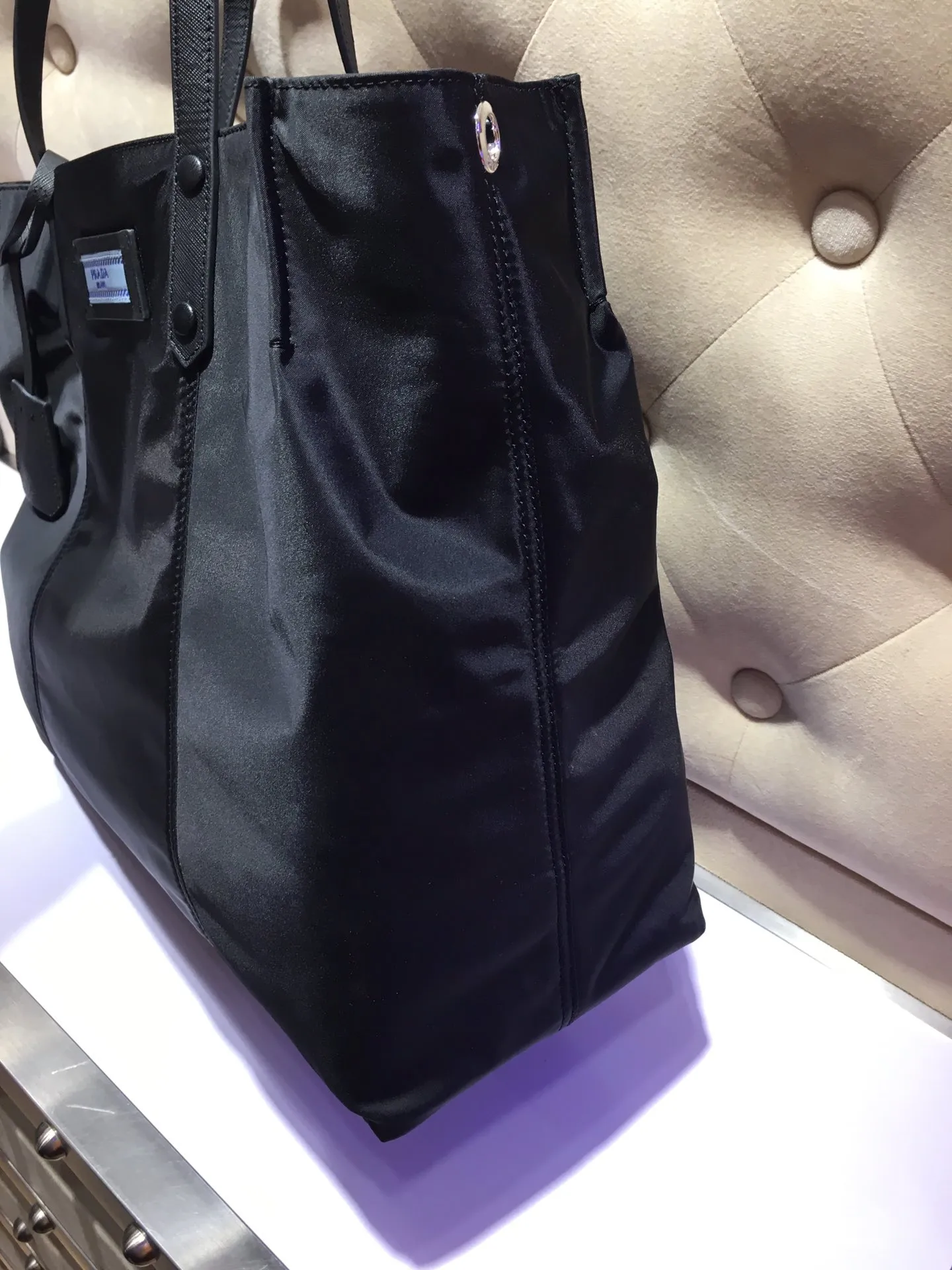 💰920, P’s new shopping bag 1BG184, original item, exclusive first release🤙🤙Made of imported nylon material, calfskin trim, leather double handles, contrasting leather logo, two zipper inner pockets, contrasting nylon lining. 165 OEM code. Lightweight and practical, ladies, hurry up and get it🙋🏻🙋🏻Length 40xHeight 34xBottom 16cm.