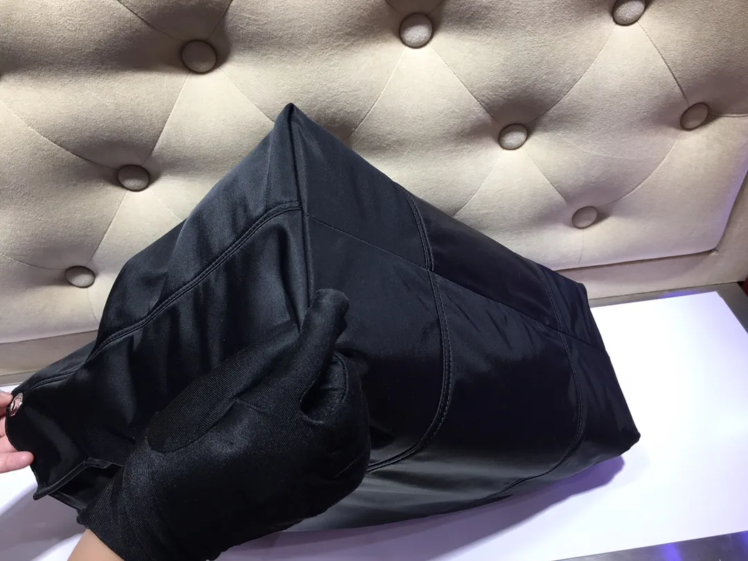 💰920, P’s new shopping bag 1BG184, original item, exclusive first release🤙🤙Made of imported nylon material, calfskin trim, leather double handles, contrasting leather logo, two zipper inner pockets, contrasting nylon lining. 165 OEM code. Lightweight and practical, ladies, hurry up and get it🙋🏻🙋🏻Length 40xHeight 34xBottom 16cm.