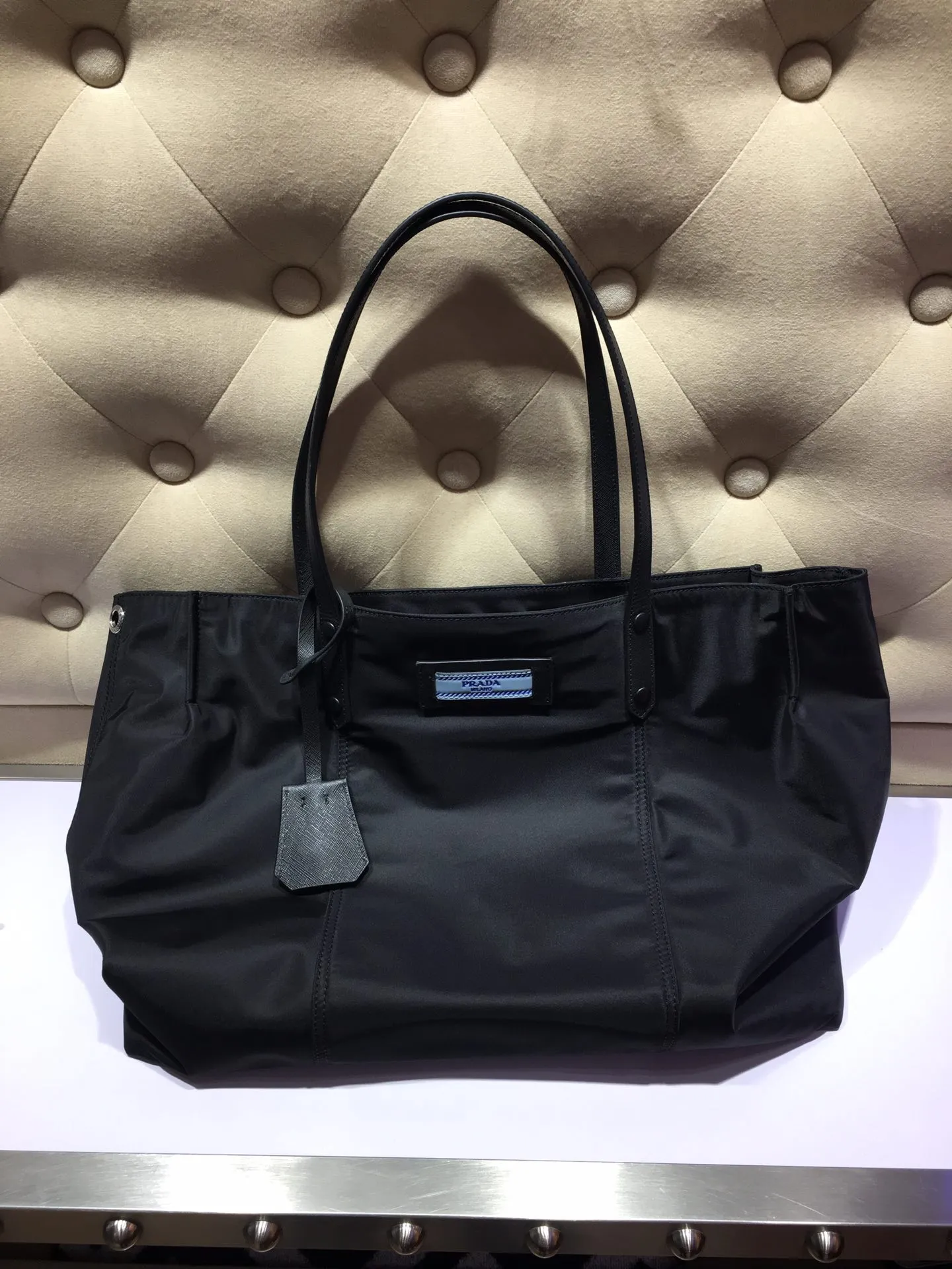 💰920, P’s new shopping bag 1BG184, original item, exclusive first release🤙🤙Made of imported nylon material, calfskin trim, leather double handles, contrasting leather logo, two zipper inner pockets, contrasting nylon lining. 165 OEM code. Lightweight and practical, ladies, hurry up and get it🙋🏻🙋🏻Length 40xHeight 34xBottom 16cm.