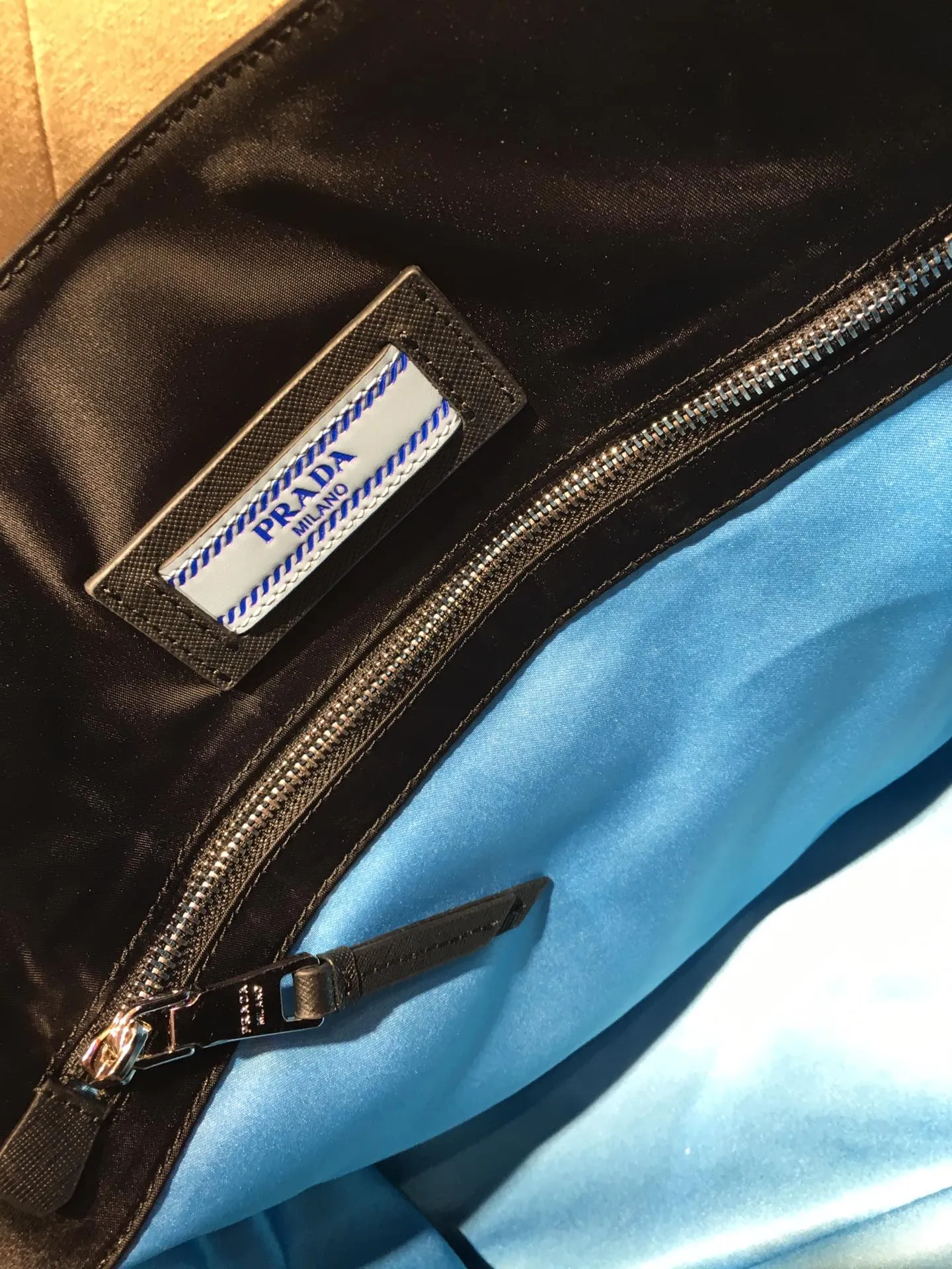 💰920, P’s new shopping bag 1BG184, original item, exclusive first release🤙🤙Made of imported nylon material, calfskin trim, leather double handles, contrasting leather logo, two zipper inner pockets, contrasting nylon lining. 165 OEM code. Lightweight and practical, ladies, hurry up and get it🙋🏻🙋🏻Length 40xHeight 34xBottom 16cm.