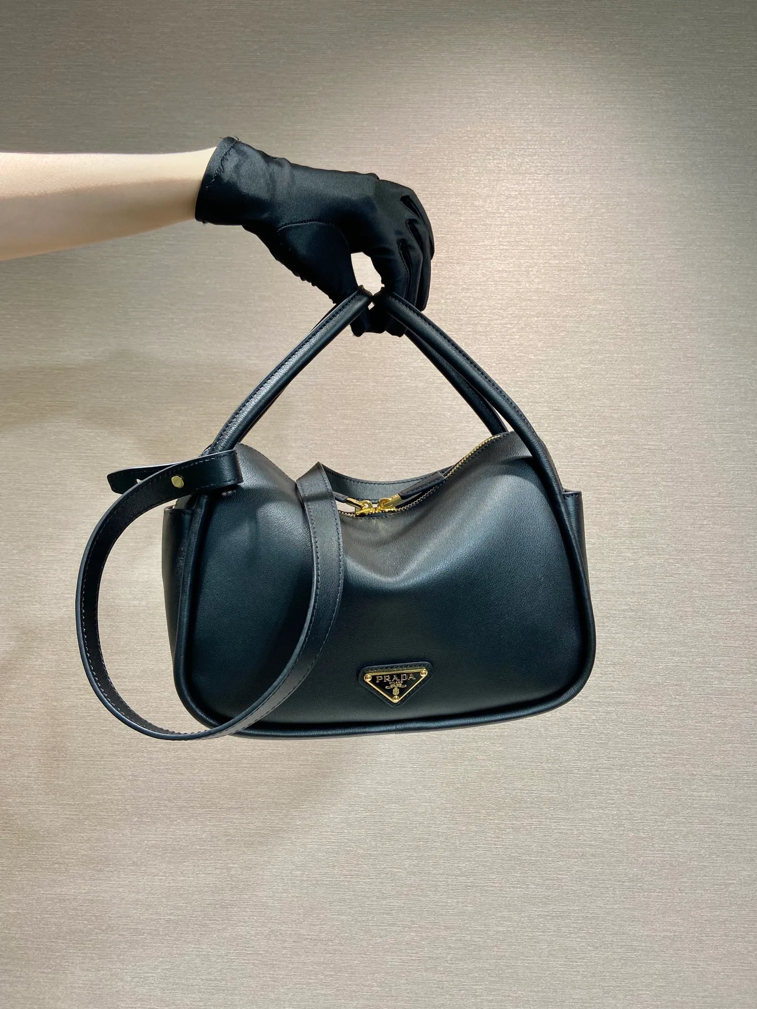 💰1500🎉New product🎉1BA451🎉🎉 This handbag is made of imported calfskin, with a double-hand design, a fashionable yet casual attitude, and decorated with exquisite details and metal accessories. Comes with a detachable shoulder strap. It has a large capacity, is simple and elegant, and is a popular style that will never go out of style🎉🎉 Length 25x height 18x ​​bottom 10cm🎉🎉🎉👏👏👏
