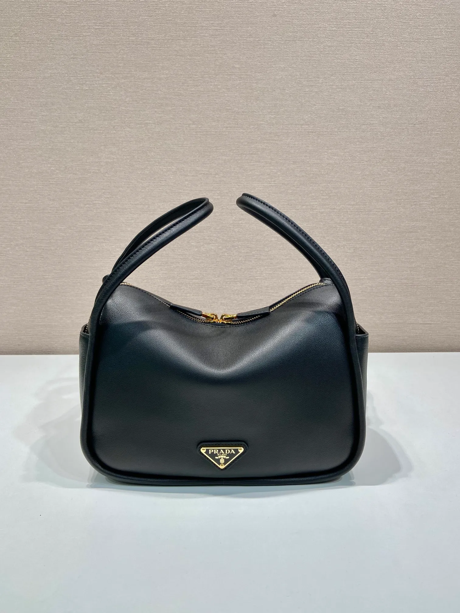 💰1500🎉New product🎉1BA451🎉🎉 This handbag is made of imported calfskin, with a double-hand design, a fashionable yet casual attitude, and decorated with exquisite details and metal accessories. Comes with a detachable shoulder strap. It has a large capacity, is simple and elegant, and is a popular style that will never go out of style🎉🎉 Length 25x height 18x ​​bottom 10cm🎉🎉🎉👏👏👏