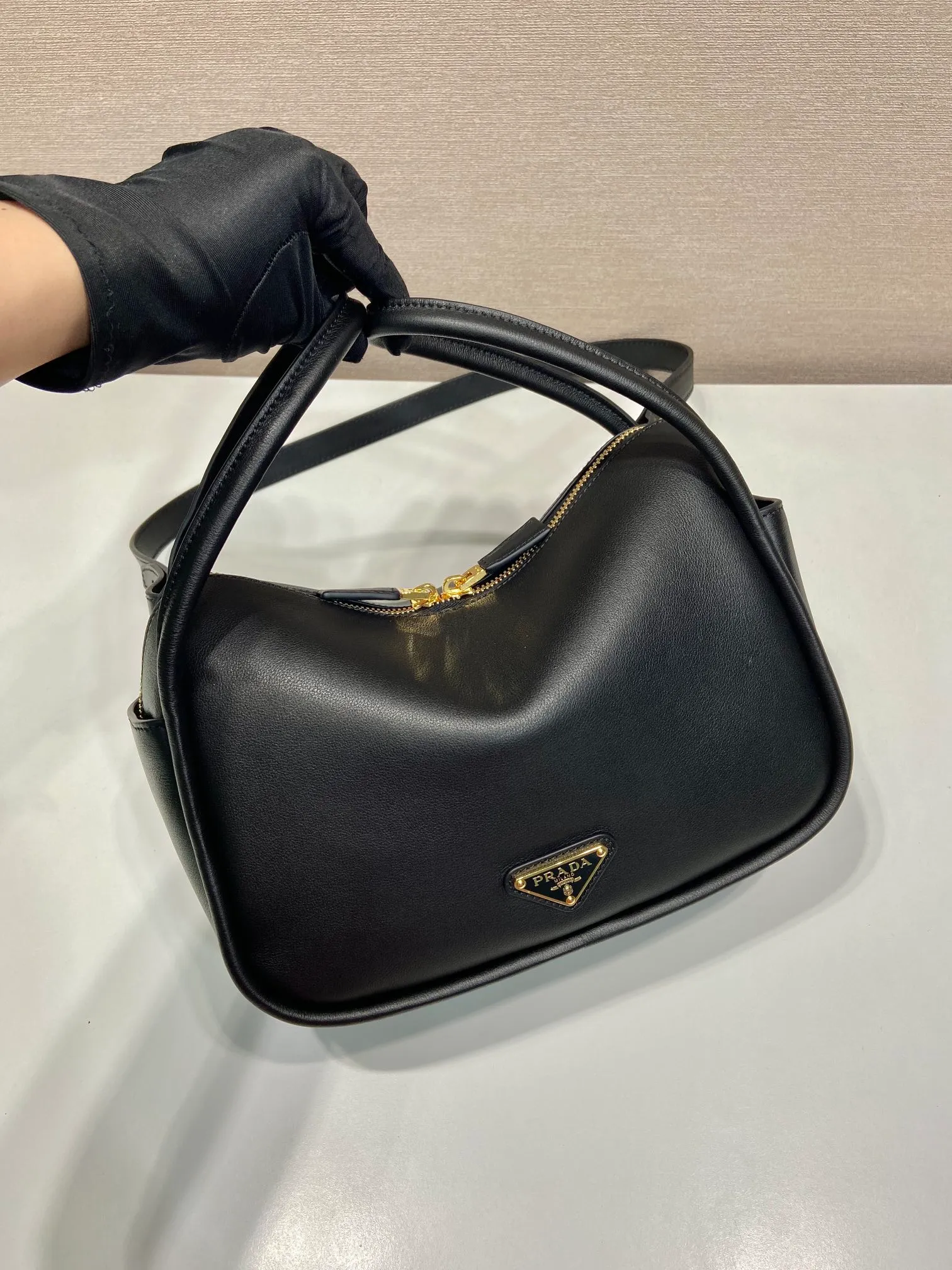💰1500🎉New product🎉1BA451🎉🎉 This handbag is made of imported calfskin, with a double-hand design, a fashionable yet casual attitude, and decorated with exquisite details and metal accessories. Comes with a detachable shoulder strap. It has a large capacity, is simple and elegant, and is a popular style that will never go out of style🎉🎉 Length 25x height 18x ​​bottom 10cm🎉🎉🎉👏👏👏
