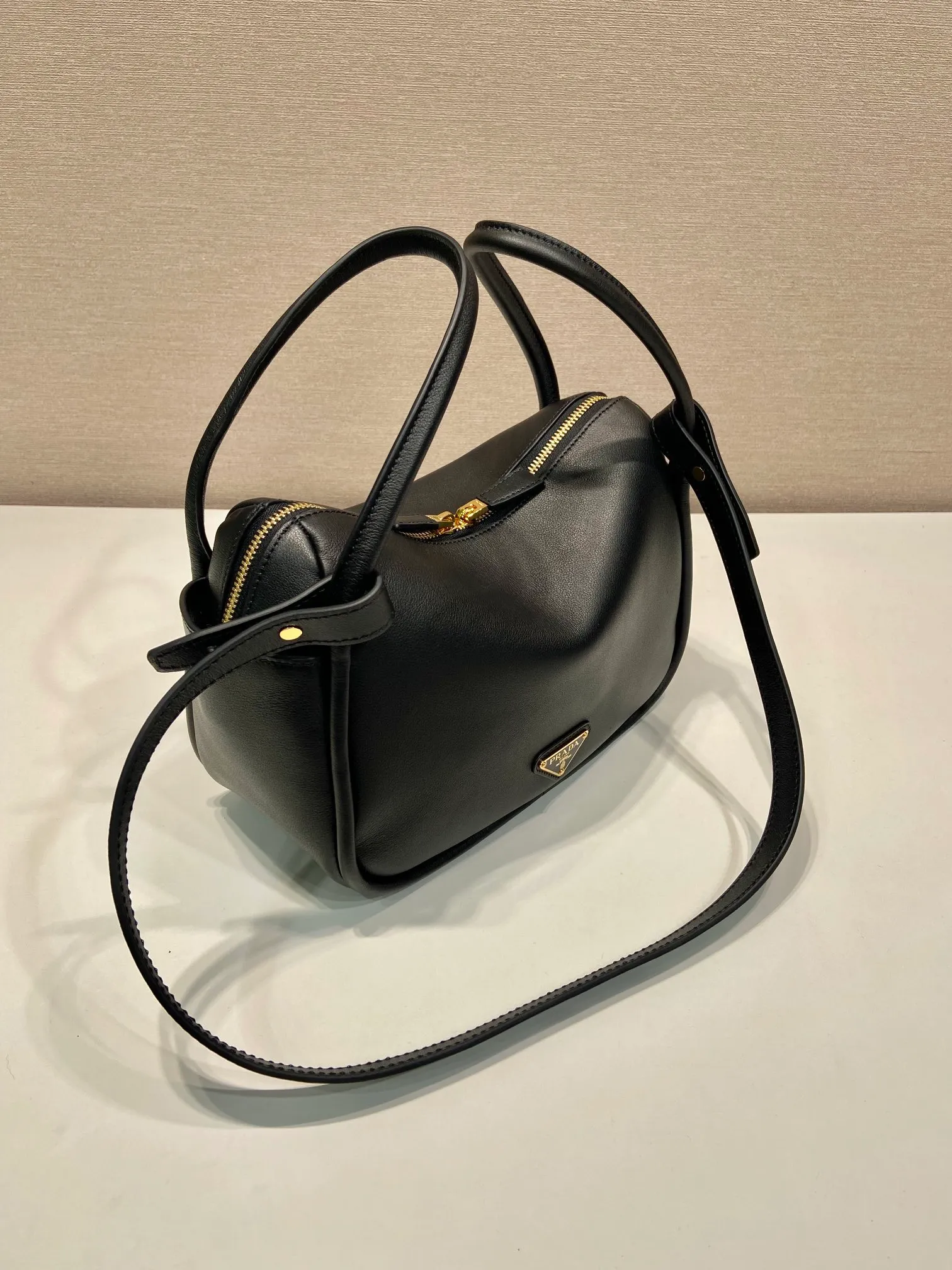 💰1500🎉New product🎉1BA451🎉🎉 This handbag is made of imported calfskin, with a double-hand design, a fashionable yet casual attitude, and decorated with exquisite details and metal accessories. Comes with a detachable shoulder strap. It has a large capacity, is simple and elegant, and is a popular style that will never go out of style🎉🎉 Length 25x height 18x ​​bottom 10cm🎉🎉🎉👏👏👏