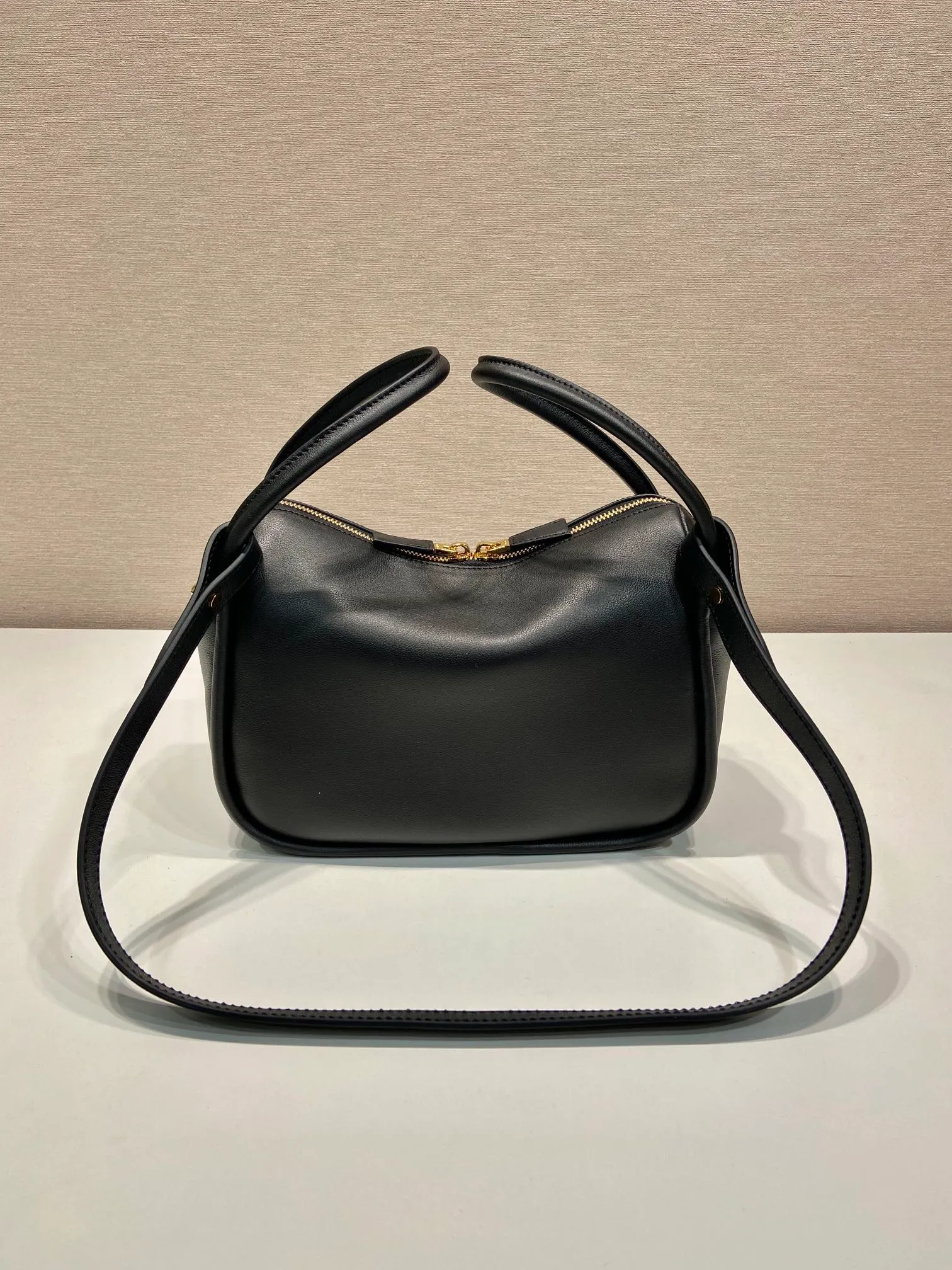💰1500🎉New product🎉1BA451🎉🎉 This handbag is made of imported calfskin, with a double-hand design, a fashionable yet casual attitude, and decorated with exquisite details and metal accessories. Comes with a detachable shoulder strap. It has a large capacity, is simple and elegant, and is a popular style that will never go out of style🎉🎉 Length 25x height 18x ​​bottom 10cm🎉🎉🎉👏👏👏