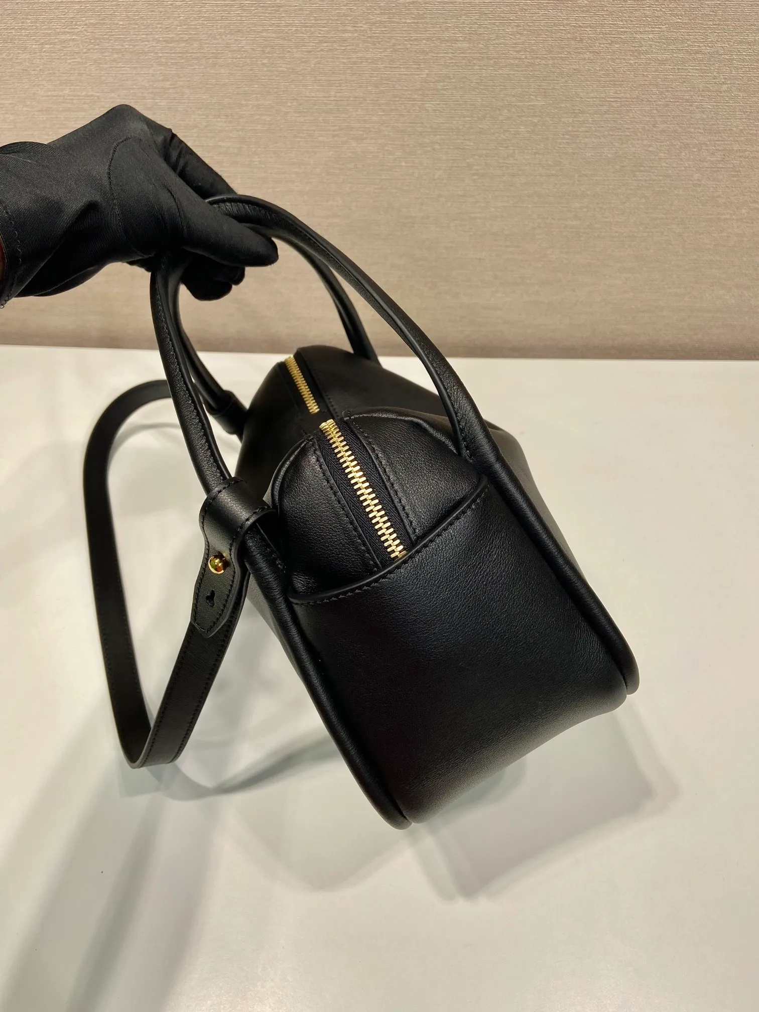 💰1500🎉New product🎉1BA451🎉🎉 This handbag is made of imported calfskin, with a double-hand design, a fashionable yet casual attitude, and decorated with exquisite details and metal accessories. Comes with a detachable shoulder strap. It has a large capacity, is simple and elegant, and is a popular style that will never go out of style🎉🎉 Length 25x height 18x ​​bottom 10cm🎉🎉🎉👏👏👏