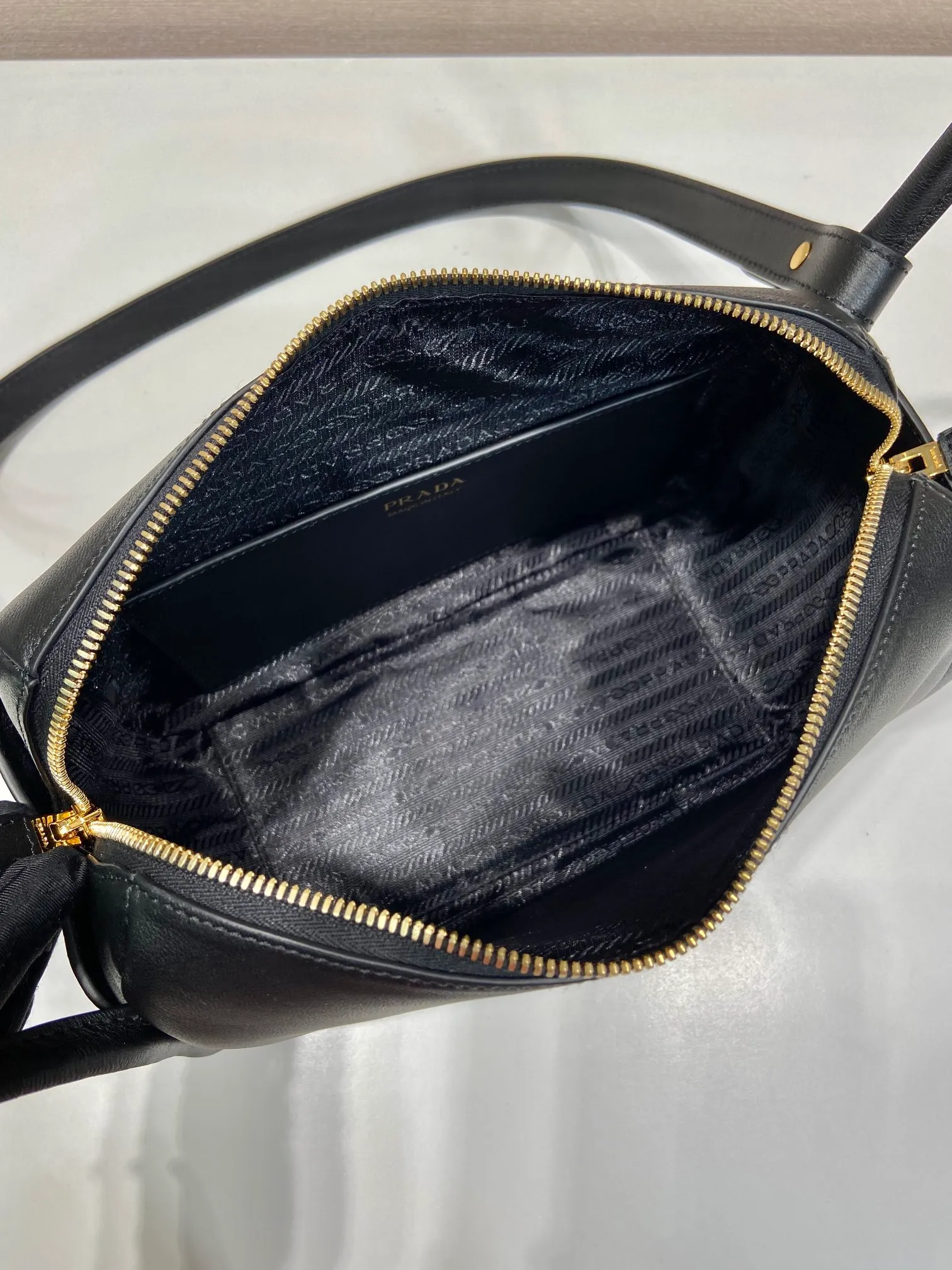 💰1500🎉New product🎉1BA451🎉🎉 This handbag is made of imported calfskin, with a double-hand design, a fashionable yet casual attitude, and decorated with exquisite details and metal accessories. Comes with a detachable shoulder strap. It has a large capacity, is simple and elegant, and is a popular style that will never go out of style🎉🎉 Length 25x height 18x ​​bottom 10cm🎉🎉🎉👏👏👏