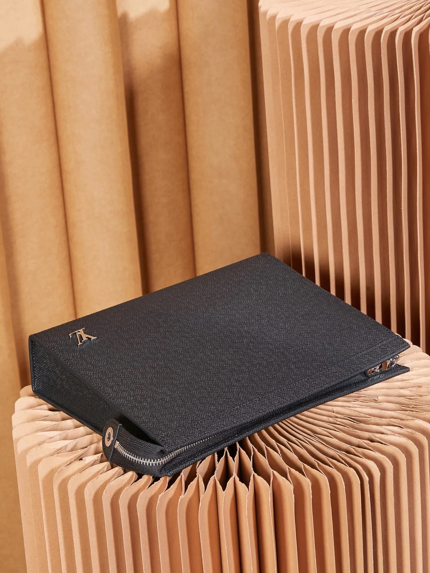 P¥440👉nfc163C01 dynamic chip version👈【Top inspection-free pure steel hardware】Exclusive real shot Order model M81326 ❤ Comes with exquisite packaging as shown. The Pochette Voyage clutch is made of deep-dyed Taïga leather, with metal LV letters in the lower right corner. It has neatly structured patch pockets and card slots to store all your travel needs in a restrained style. 30450 can be stored in a handbag or used as a folder. 27 x 21 x 6 cm (length x height x width)
