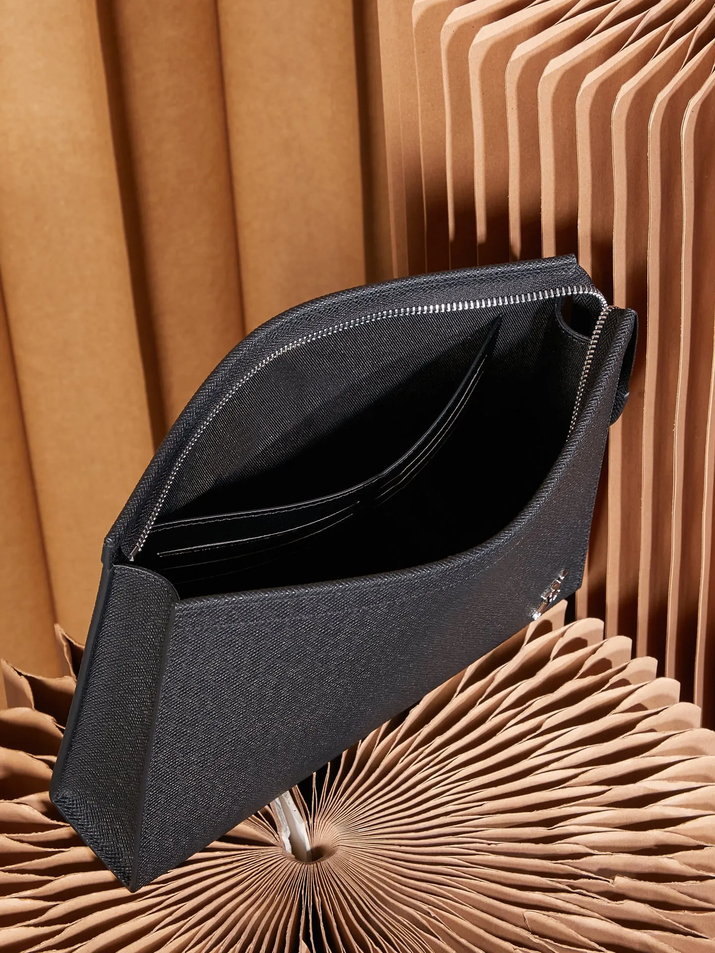 P¥440👉nfc163C01 dynamic chip version👈【Top inspection-free pure steel hardware】Exclusive real shot Order model M81326 ❤ Comes with exquisite packaging as shown. The Pochette Voyage clutch is made of deep-dyed Taïga leather, with metal LV letters in the lower right corner. It has neatly structured patch pockets and card slots to store all your travel needs in a restrained style. 30450 can be stored in a handbag or used as a folder. 27 x 21 x 6 cm (length x height x width)