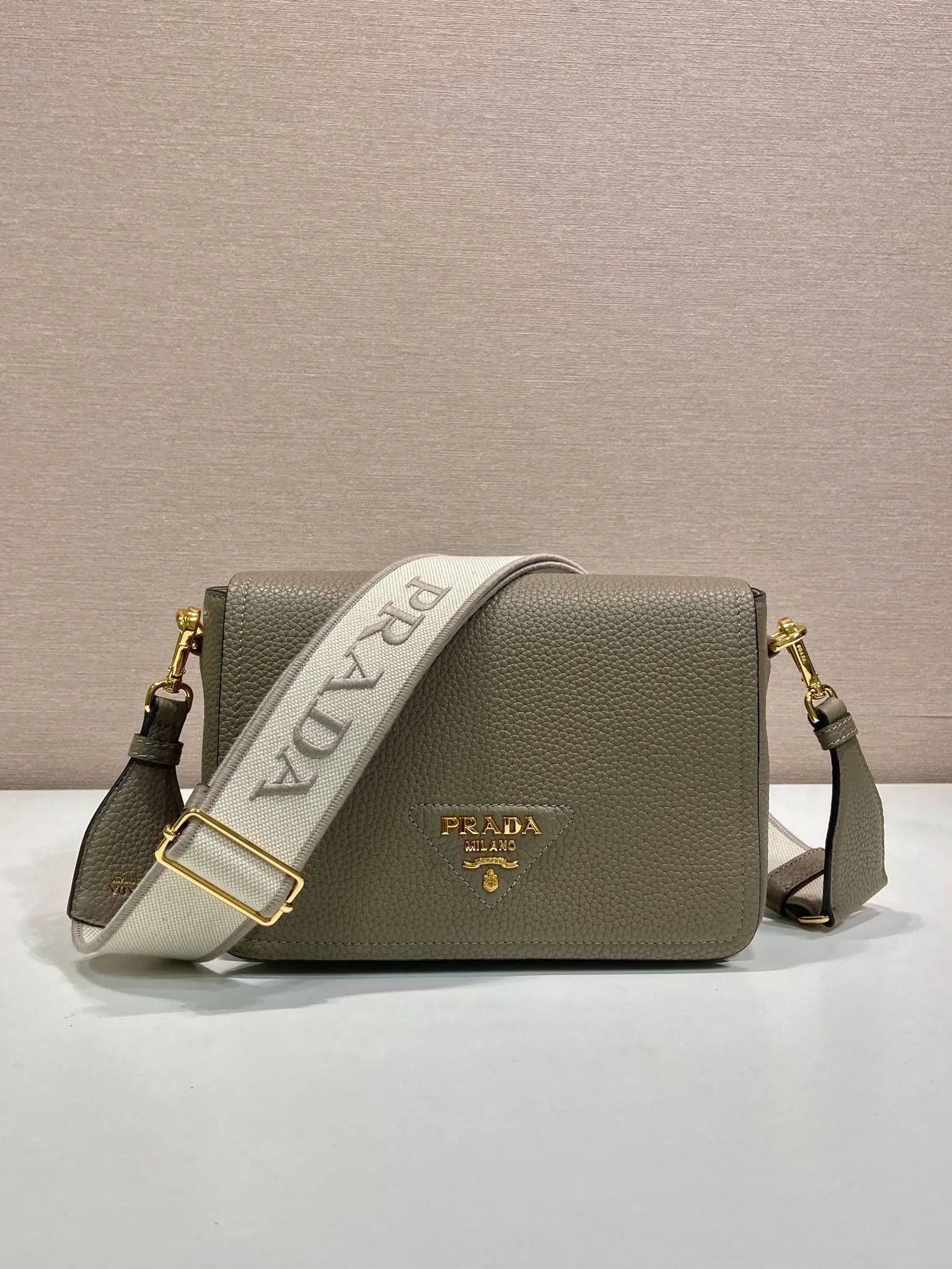 💰1800🎉New double shoulder strap🎉1BD314🎉 This double shoulder strap is made of imported deerskin grain cowhide and equipped with two interchangeable and adjustable long shoulder straps. Flip closure, fabric webbing and cowhide combination, so perfect😘, all-round mix and match for different occasions and different clothes😘, large capacity, super soft feel🎉Hurry up and get it🎉 Length 23x Height 18x ​​Bottom 9cm🎉🎉🎉👏👏👏