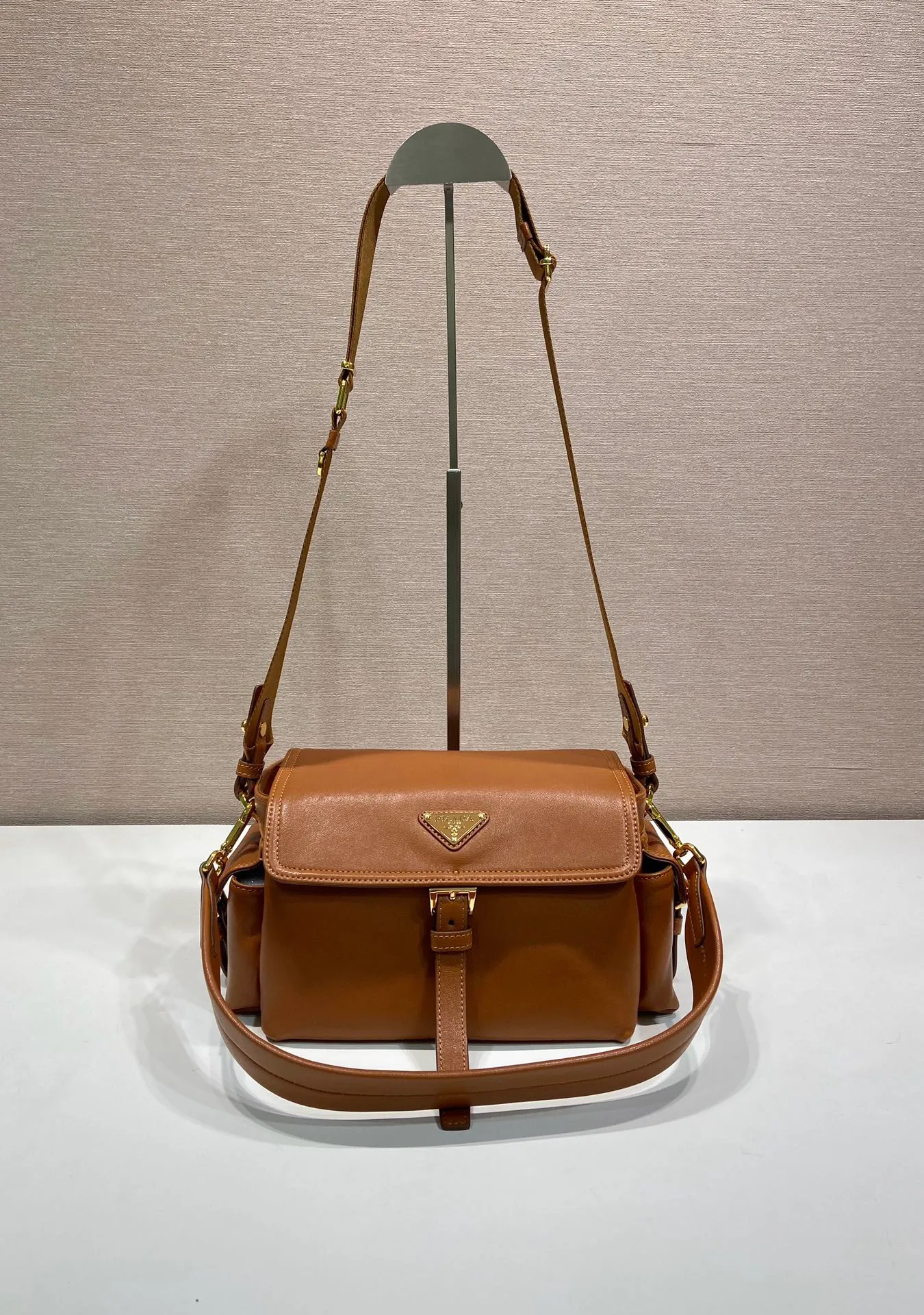 💰1700🎉New messenger bag🎉1BD394 new sheepskin color🎉🎉 This handbag perfectly combines sophistication and functionality, and is made of imported lambskin. It has a soft silhouette and multiple pockets. Combining sporty and versatile elements, the lightweight and practical design features an enameled triangle metal logo and leather details. Equipped with 2 detachable shoulder straps, large capacity, perfect, and a popular style that will never go out of style. The large size is suitable for both men and women, so hurry up and get it🎉🎉 Length 30x Height 14x Bottom 10cm🎉🎉🎉💰💰💰