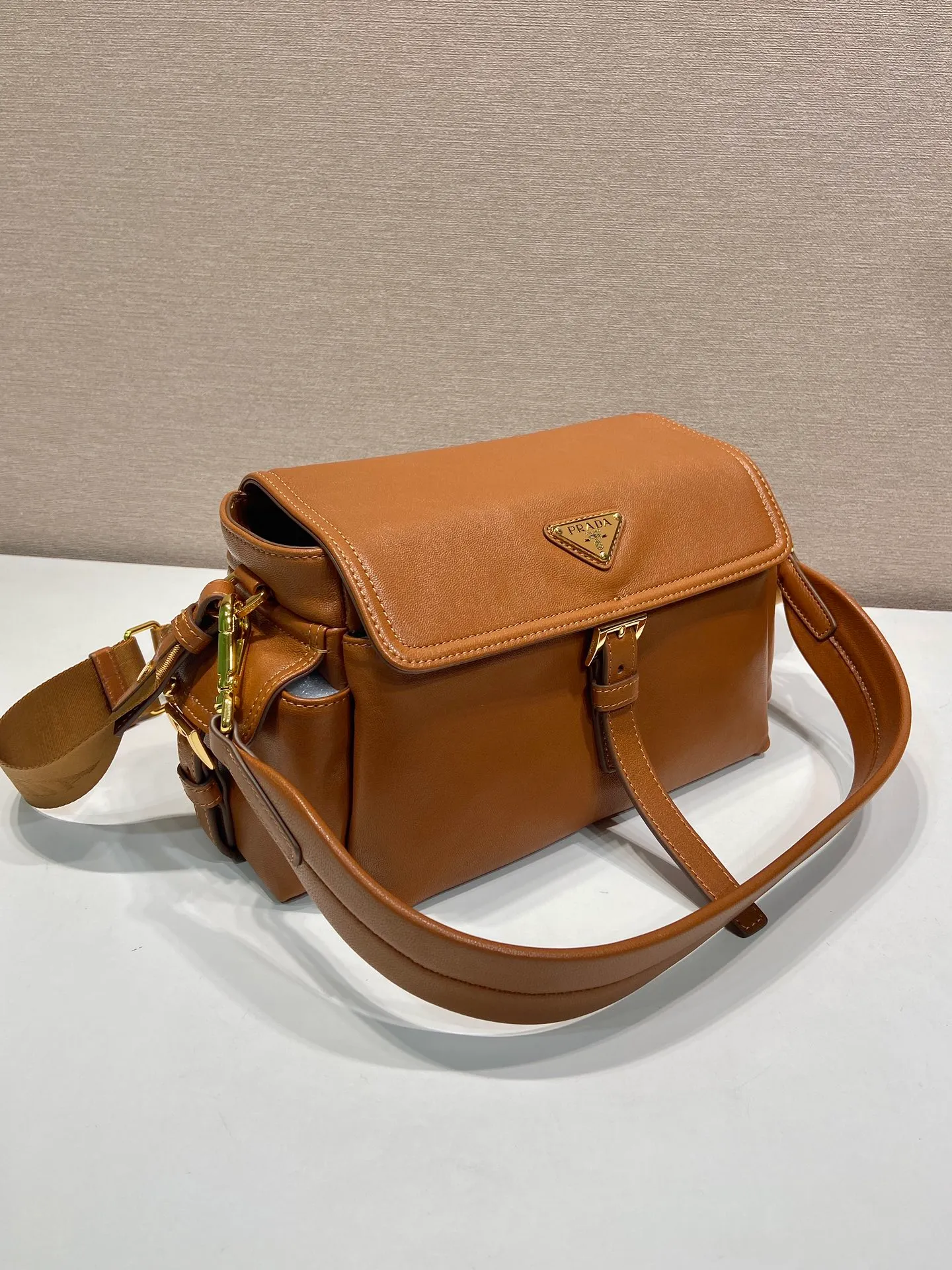 💰1700🎉New messenger bag🎉1BD394 new sheepskin color🎉🎉 This handbag perfectly combines sophistication and functionality, and is made of imported lambskin. It has a soft silhouette and multiple pockets. Combining sporty and versatile elements, the lightweight and practical design features an enameled triangle metal logo and leather details. Equipped with 2 detachable shoulder straps, large capacity, perfect, and a popular style that will never go out of style. The large size is suitable for both men and women, so hurry up and get it🎉🎉 Length 30x Height 14x Bottom 10cm🎉🎉🎉💰💰💰