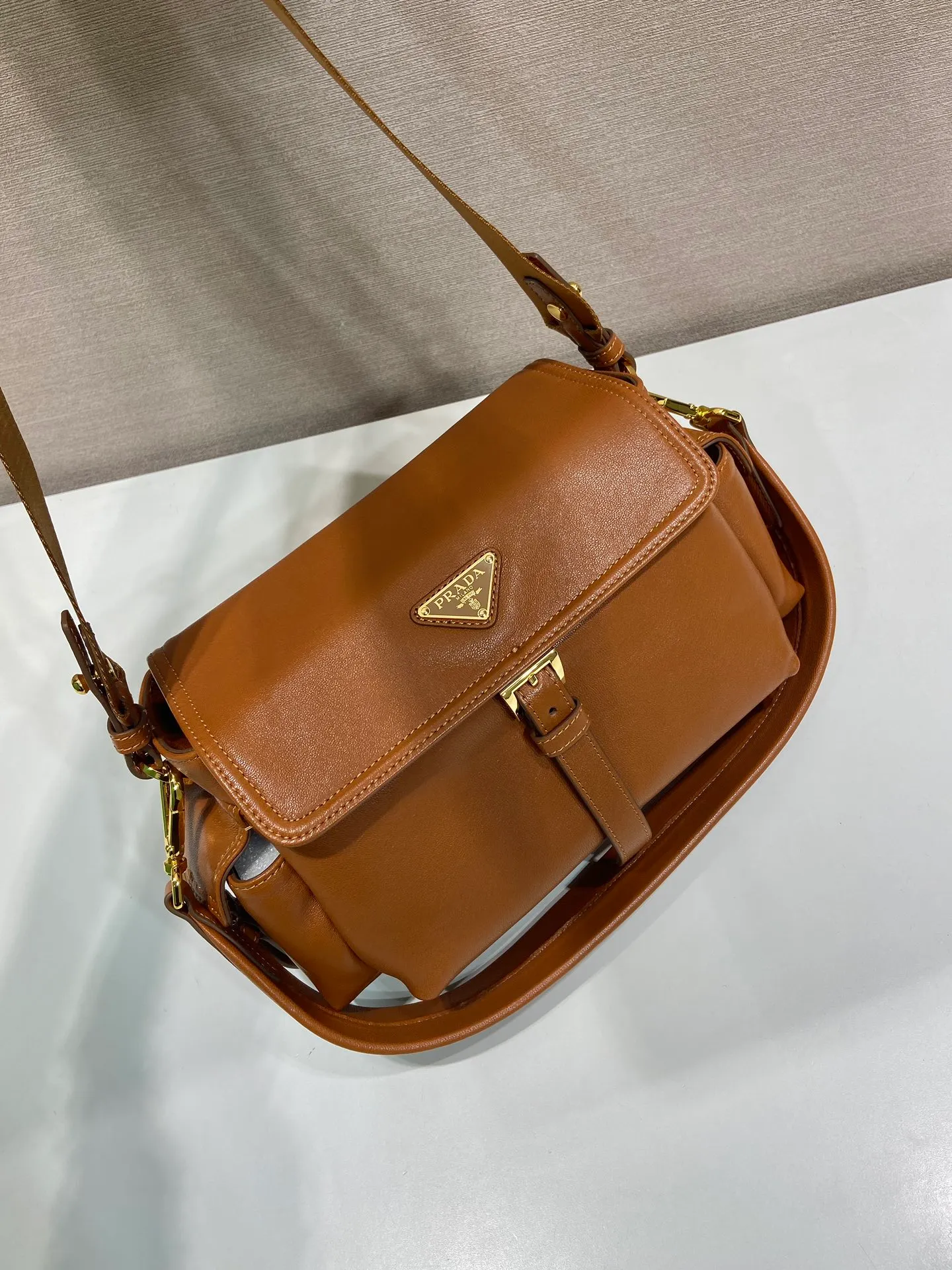 💰1700🎉New messenger bag🎉1BD394 new sheepskin color🎉🎉 This handbag perfectly combines sophistication and functionality, and is made of imported lambskin. It has a soft silhouette and multiple pockets. Combining sporty and versatile elements, the lightweight and practical design features an enameled triangle metal logo and leather details. Equipped with 2 detachable shoulder straps, large capacity, perfect, and a popular style that will never go out of style. The large size is suitable for both men and women, so hurry up and get it🎉🎉 Length 30x Height 14x Bottom 10cm🎉🎉🎉💰💰💰