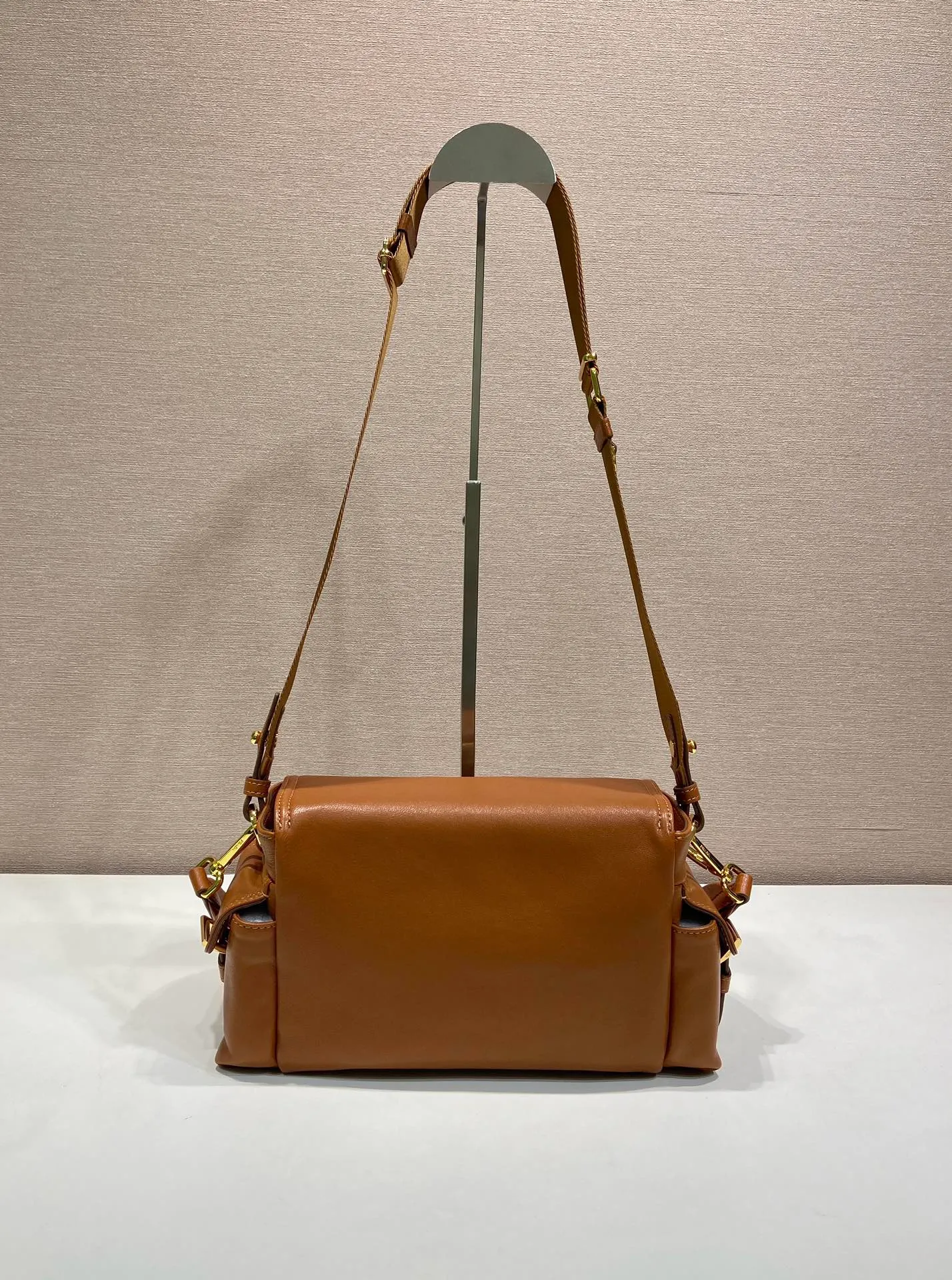 💰1700🎉New messenger bag🎉1BD394 new sheepskin color🎉🎉 This handbag perfectly combines sophistication and functionality, and is made of imported lambskin. It has a soft silhouette and multiple pockets. Combining sporty and versatile elements, the lightweight and practical design features an enameled triangle metal logo and leather details. Equipped with 2 detachable shoulder straps, large capacity, perfect, and a popular style that will never go out of style. The large size is suitable for both men and women, so hurry up and get it🎉🎉 Length 30x Height 14x Bottom 10cm🎉🎉🎉💰💰💰