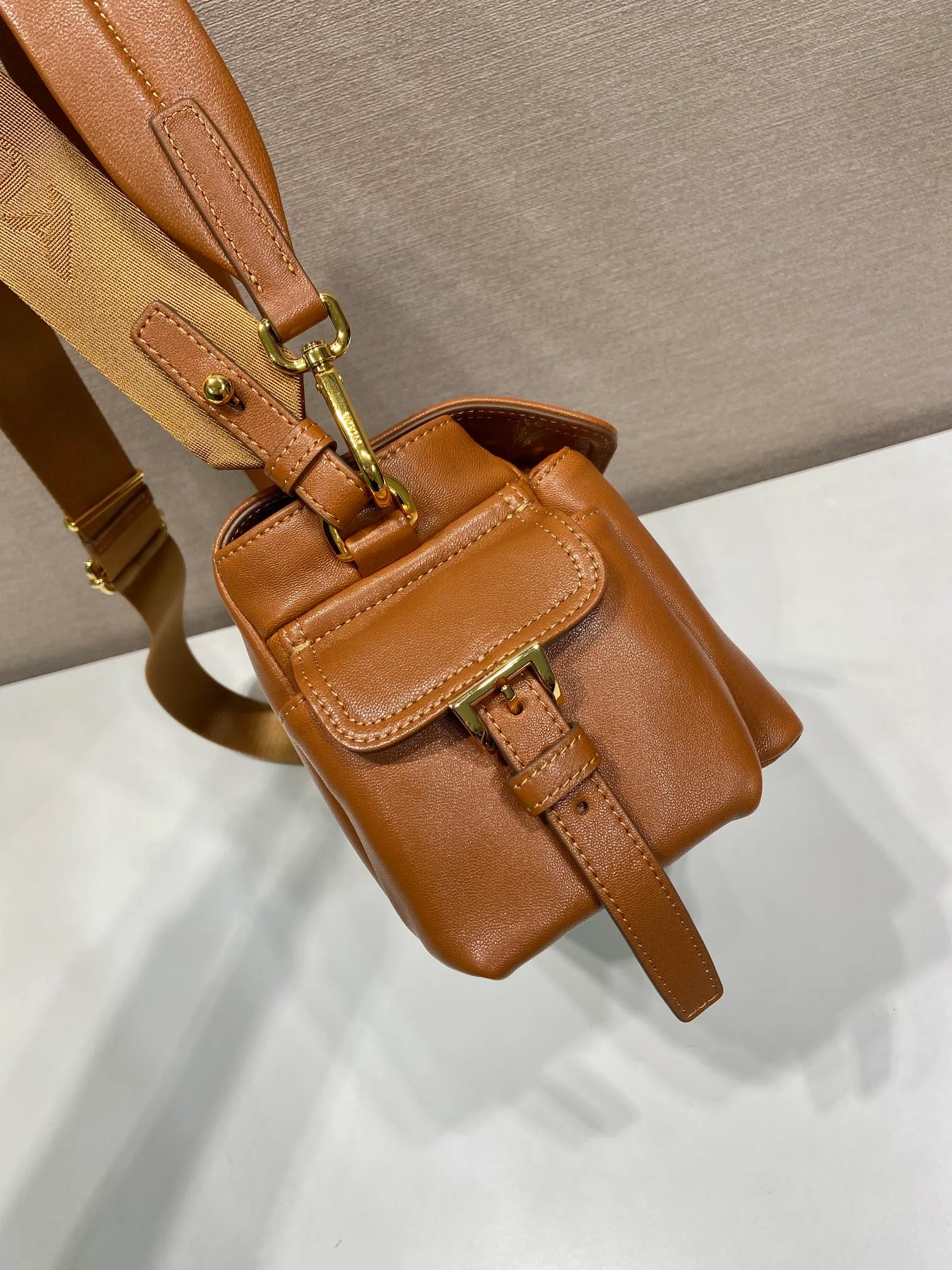 💰1700🎉New messenger bag🎉1BD394 new sheepskin color🎉🎉 This handbag perfectly combines sophistication and functionality, and is made of imported lambskin. It has a soft silhouette and multiple pockets. Combining sporty and versatile elements, the lightweight and practical design features an enameled triangle metal logo and leather details. Equipped with 2 detachable shoulder straps, large capacity, perfect, and a popular style that will never go out of style. The large size is suitable for both men and women, so hurry up and get it🎉🎉 Length 30x Height 14x Bottom 10cm🎉🎉🎉💰💰💰