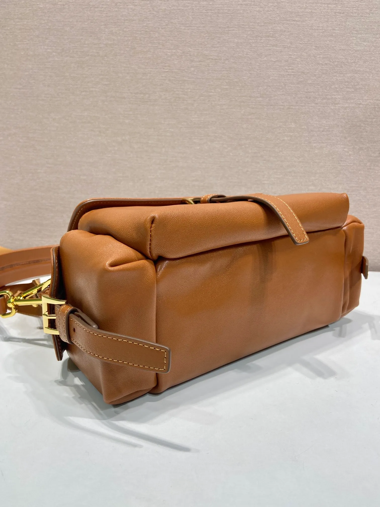 💰1700🎉New messenger bag🎉1BD394 new sheepskin color🎉🎉 This handbag perfectly combines sophistication and functionality, and is made of imported lambskin. It has a soft silhouette and multiple pockets. Combining sporty and versatile elements, the lightweight and practical design features an enameled triangle metal logo and leather details. Equipped with 2 detachable shoulder straps, large capacity, perfect, and a popular style that will never go out of style. The large size is suitable for both men and women, so hurry up and get it🎉🎉 Length 30x Height 14x Bottom 10cm🎉🎉🎉💰💰💰