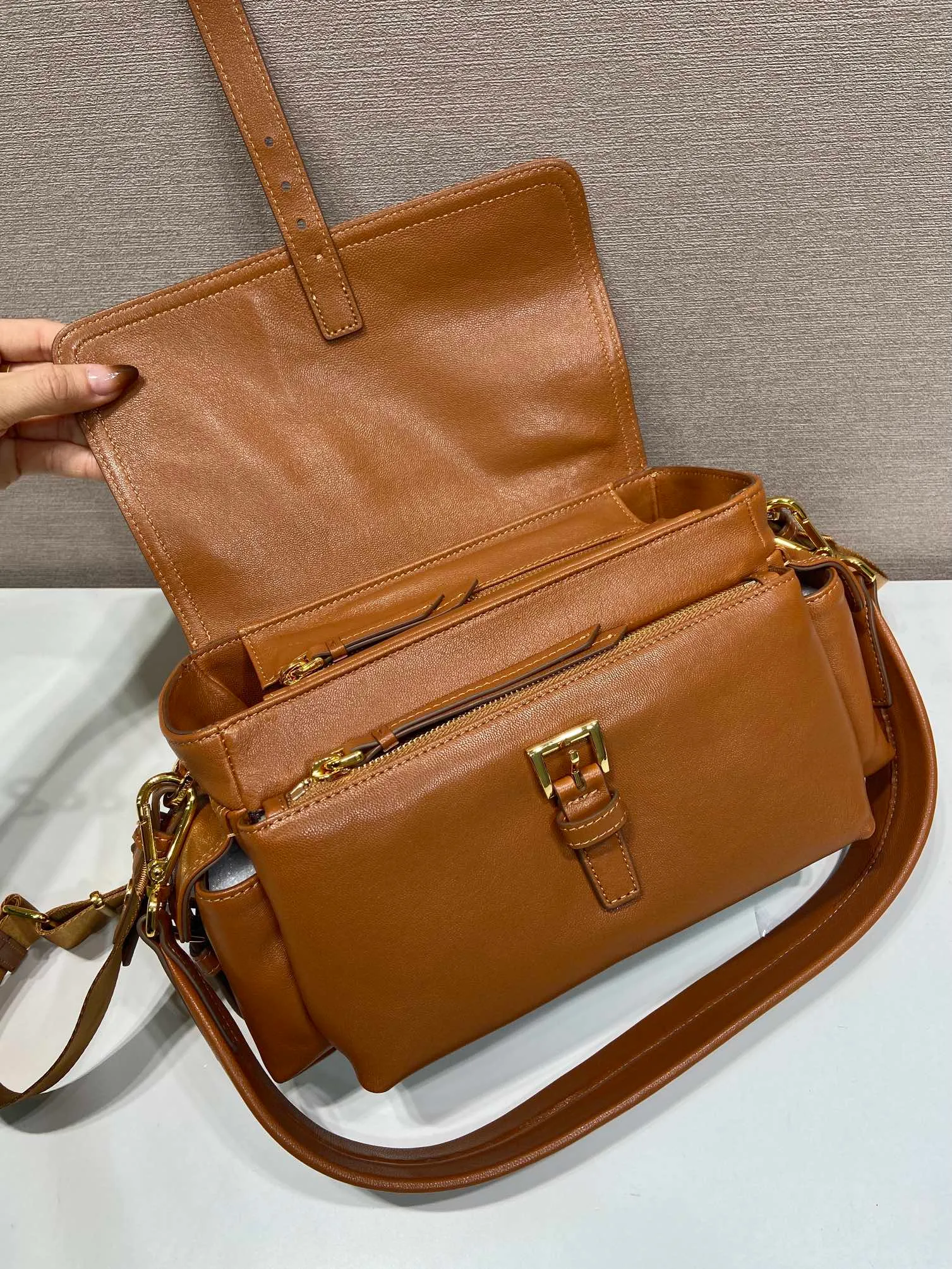💰1700🎉New messenger bag🎉1BD394 new sheepskin color🎉🎉 This handbag perfectly combines sophistication and functionality, and is made of imported lambskin. It has a soft silhouette and multiple pockets. Combining sporty and versatile elements, the lightweight and practical design features an enameled triangle metal logo and leather details. Equipped with 2 detachable shoulder straps, large capacity, perfect, and a popular style that will never go out of style. The large size is suitable for both men and women, so hurry up and get it🎉🎉 Length 30x Height 14x Bottom 10cm🎉🎉🎉💰💰💰