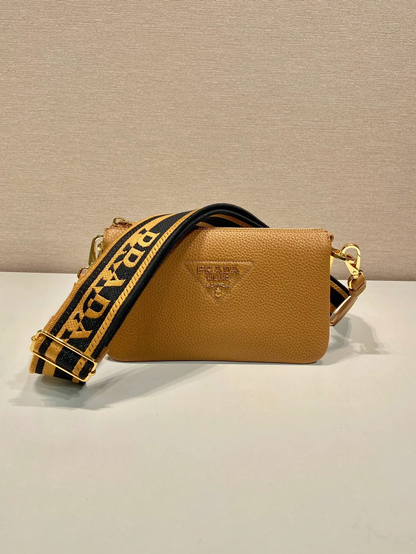 💰1640🎉 New style🎉1BH194🎉Three-layer bag🎉 This single shoulder strap is made of imported deerskin grain cowhide, with a long fabric shoulder strap and adjustable design. The shape composed of 3 small bags is so perfect😘, with many compartments, it can be matched with any kind of clothing😘, large capacity, super soft feel🎉Hurry up and get it🎉 Length 23x Height 14x Bottom 6.5cm🎉🎉🎉👏👏👏